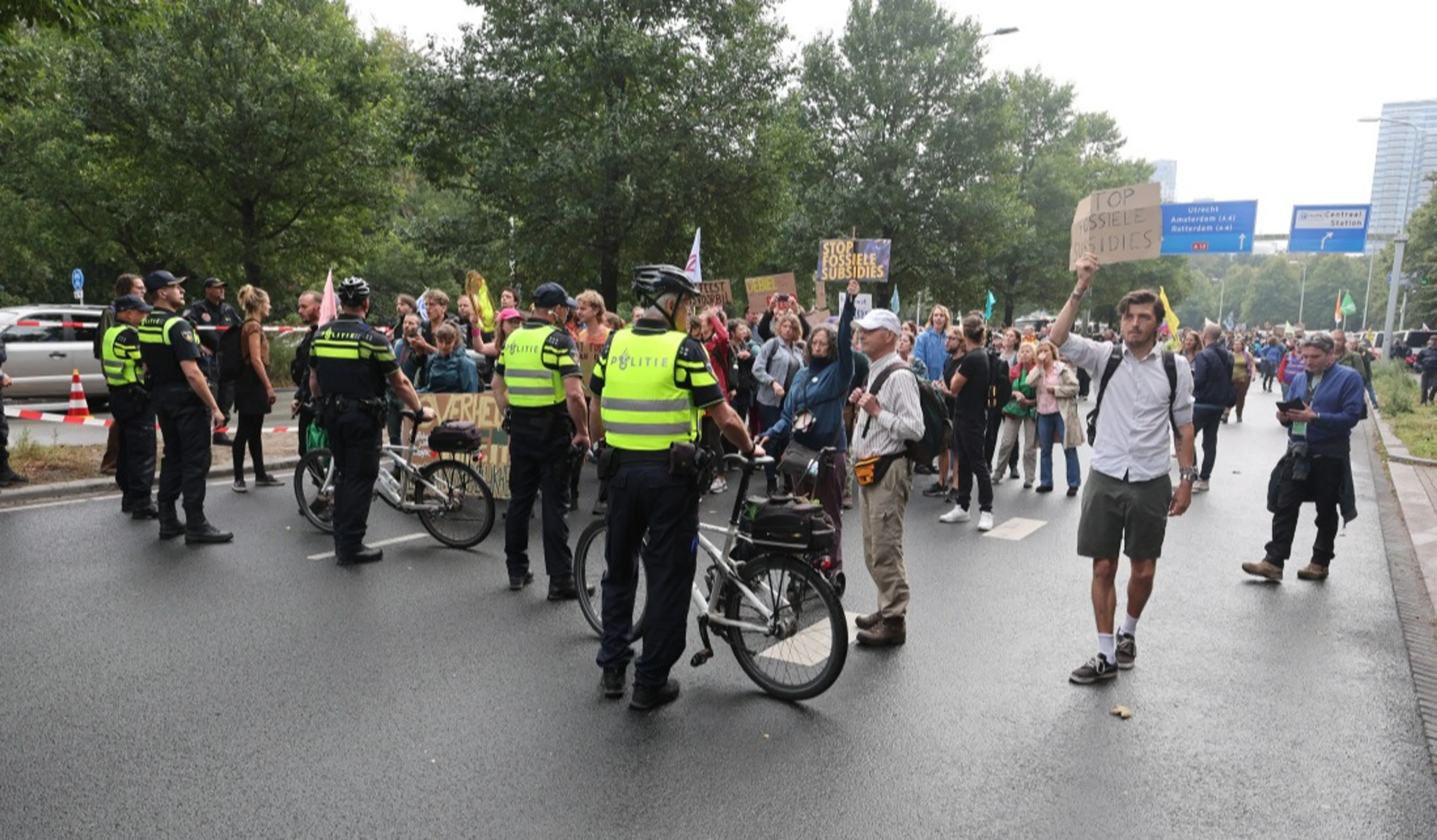 Ruim 400 klimaatactivisten opgepakt bij negende dag A12-blokkade