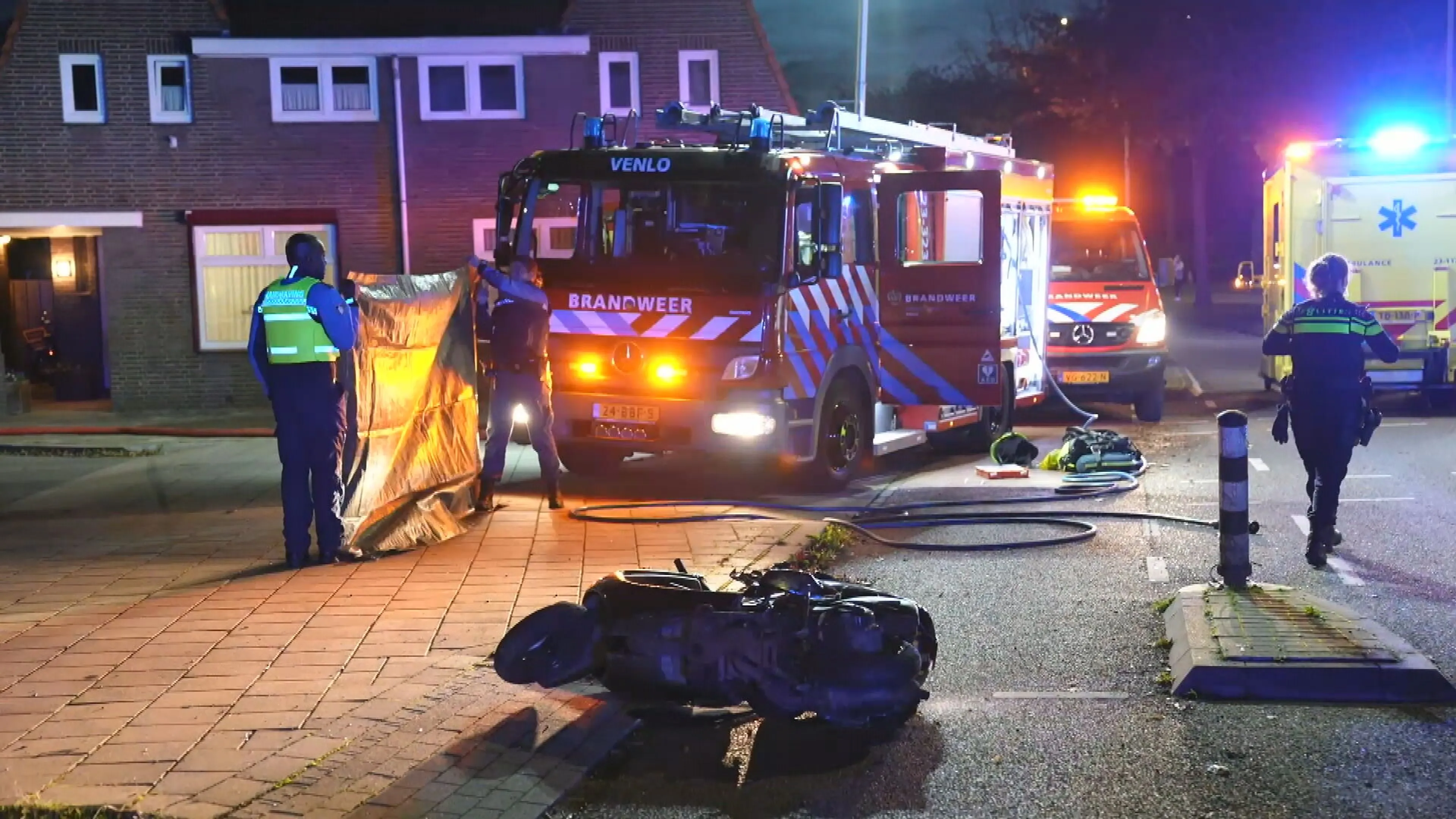 Man op scooter overleden na aanrijding in Venlo, inzittenden auto weggevlucht