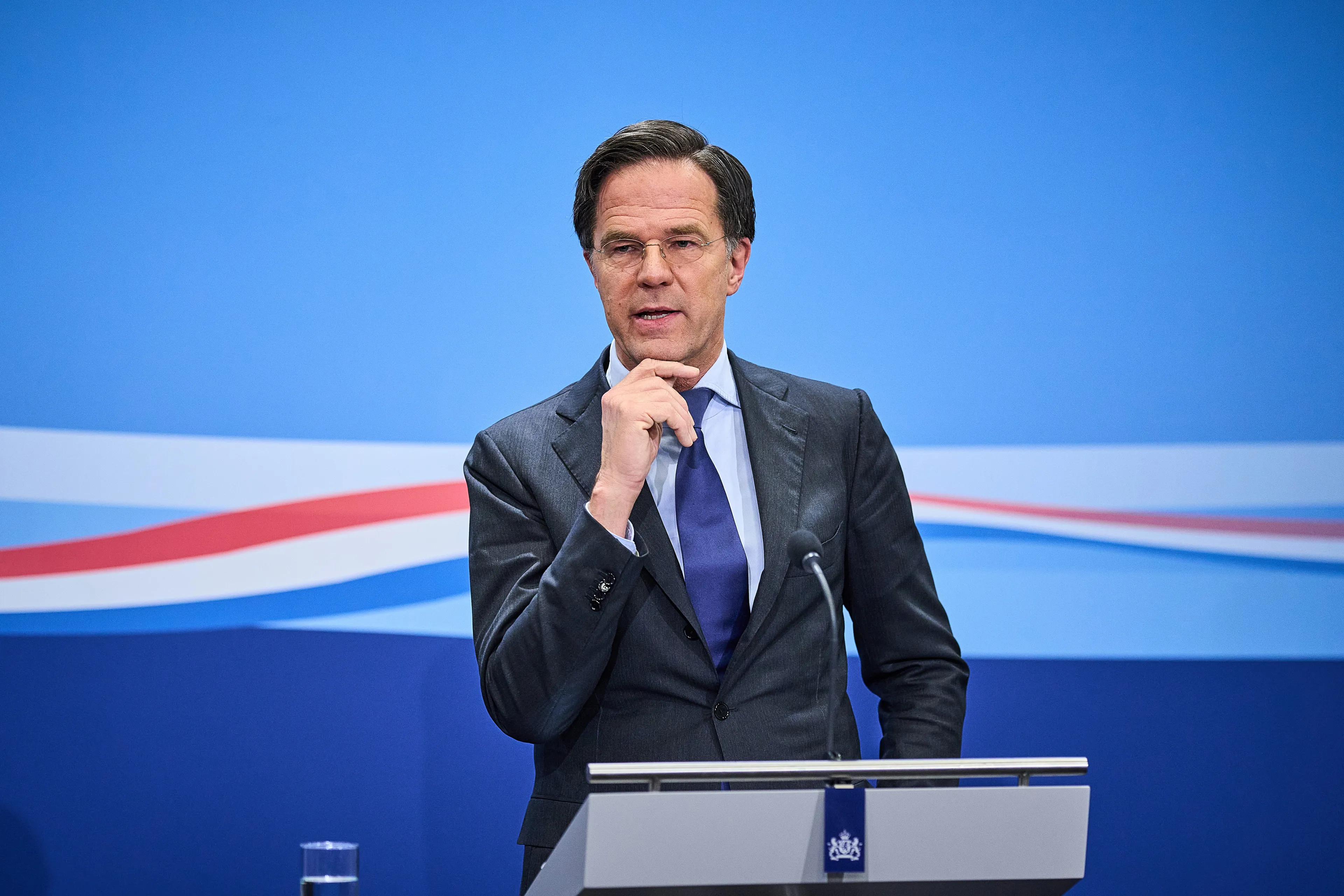 Waar is premier Mark Rutte tijdens deze coronapersconferentie?