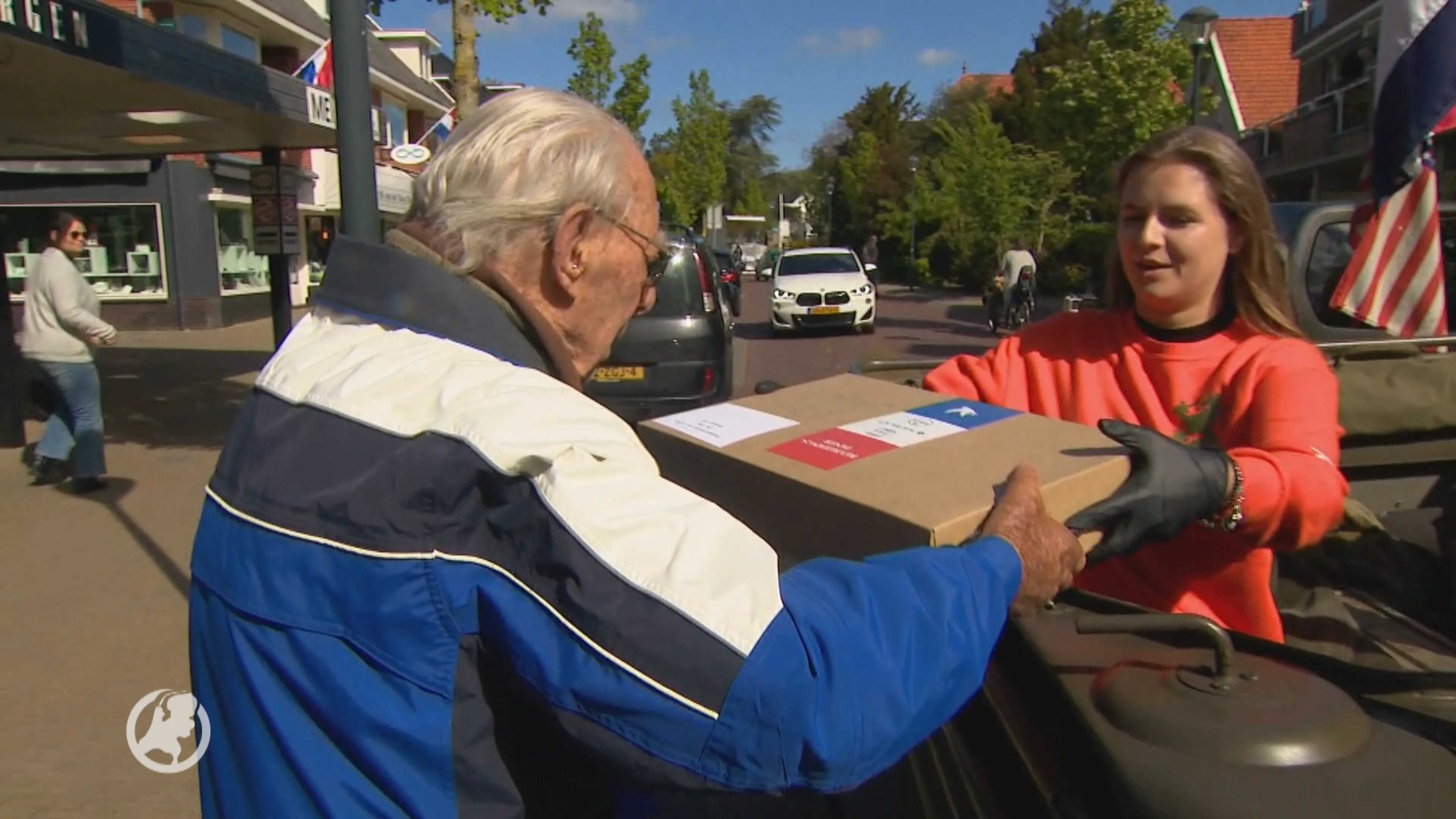 Legerjeeps verrassen ouderen in Bergen met dinerpaketten