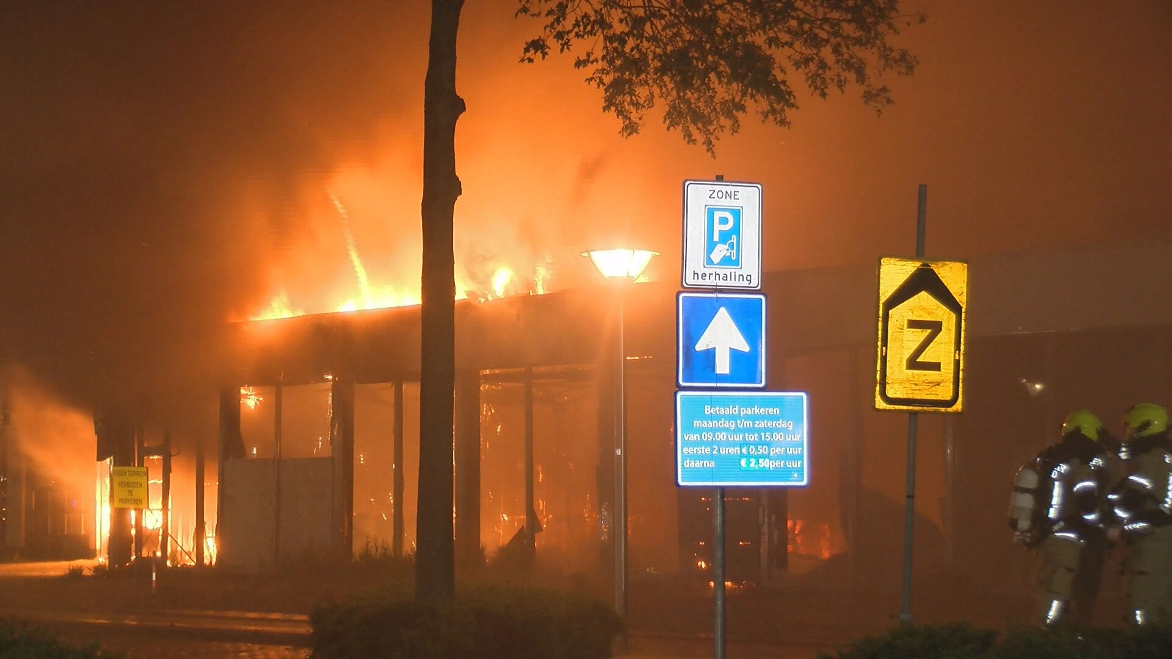 Zeer grote brand legt voormalige garage in Goes in de as