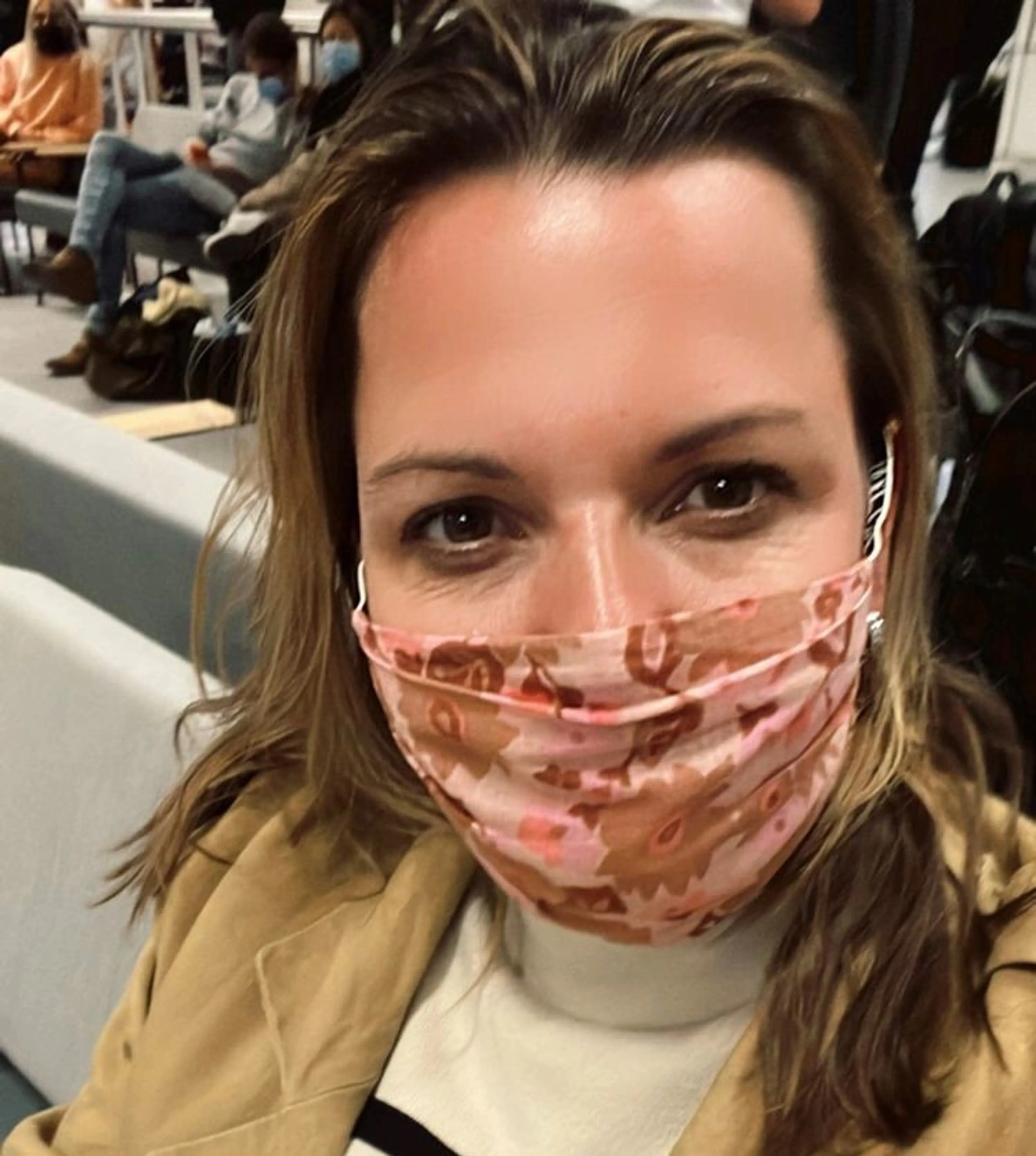 Esther Eva zat op de quarantainevlucht vanuit Kaapstad: 'We werden als sardientjes in een blik vervoerd'