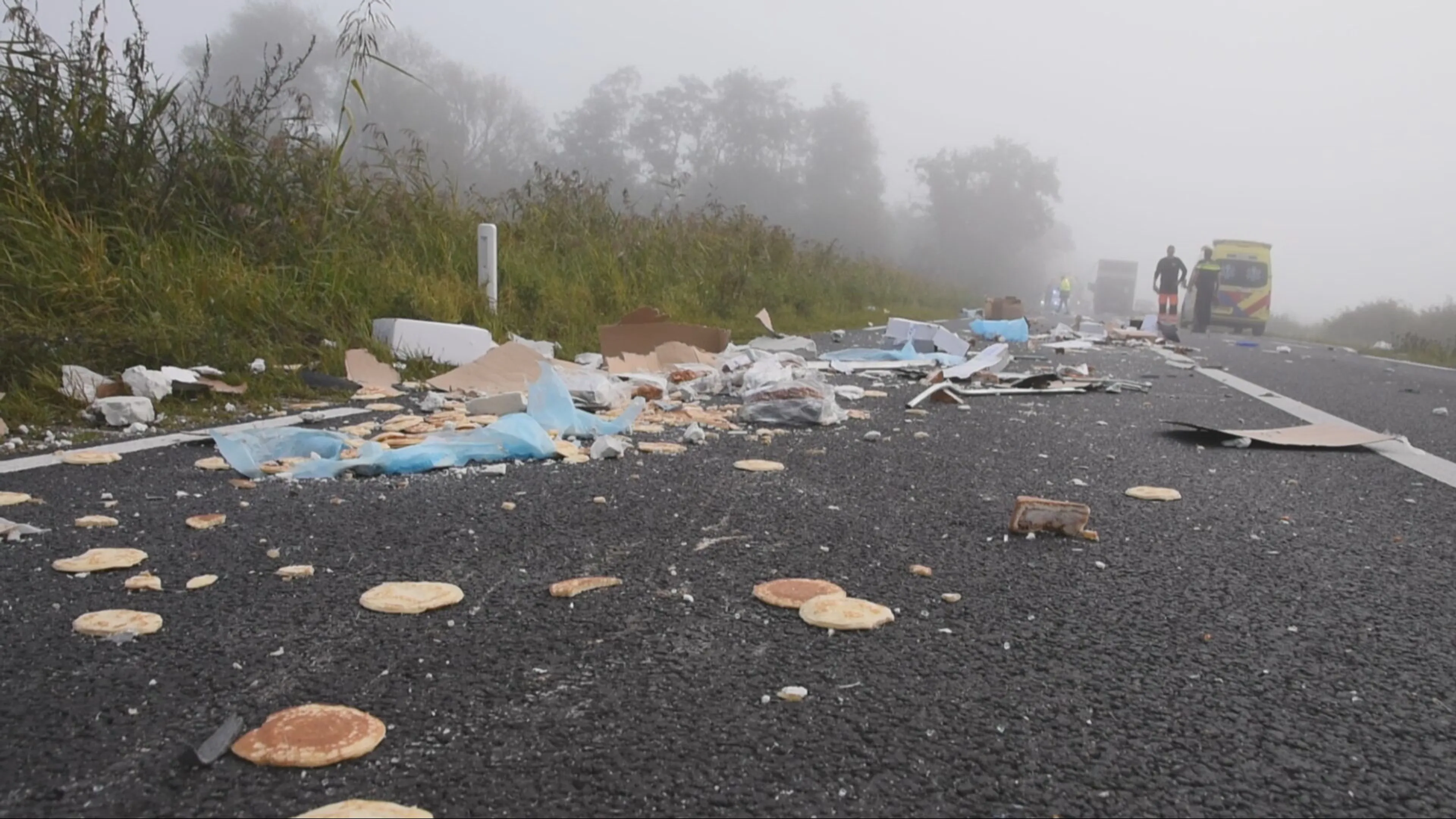 N762 bezaaid met taart en brood na ongeval met vrachtwagens