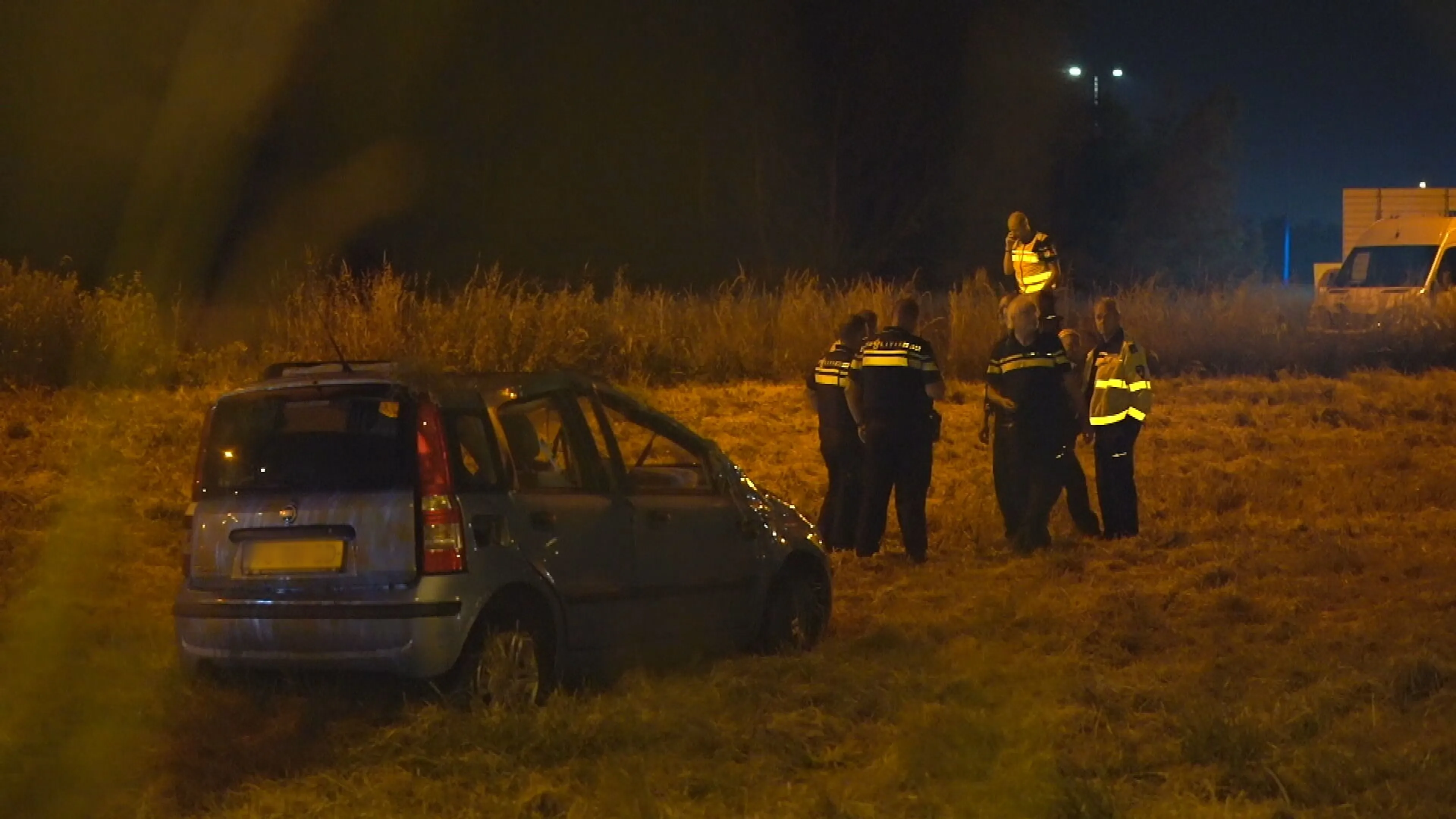 Auto vliegt over de kop op A15 bij Hendrik-Ido-Ambacht, bestuurder (19) overlijdt