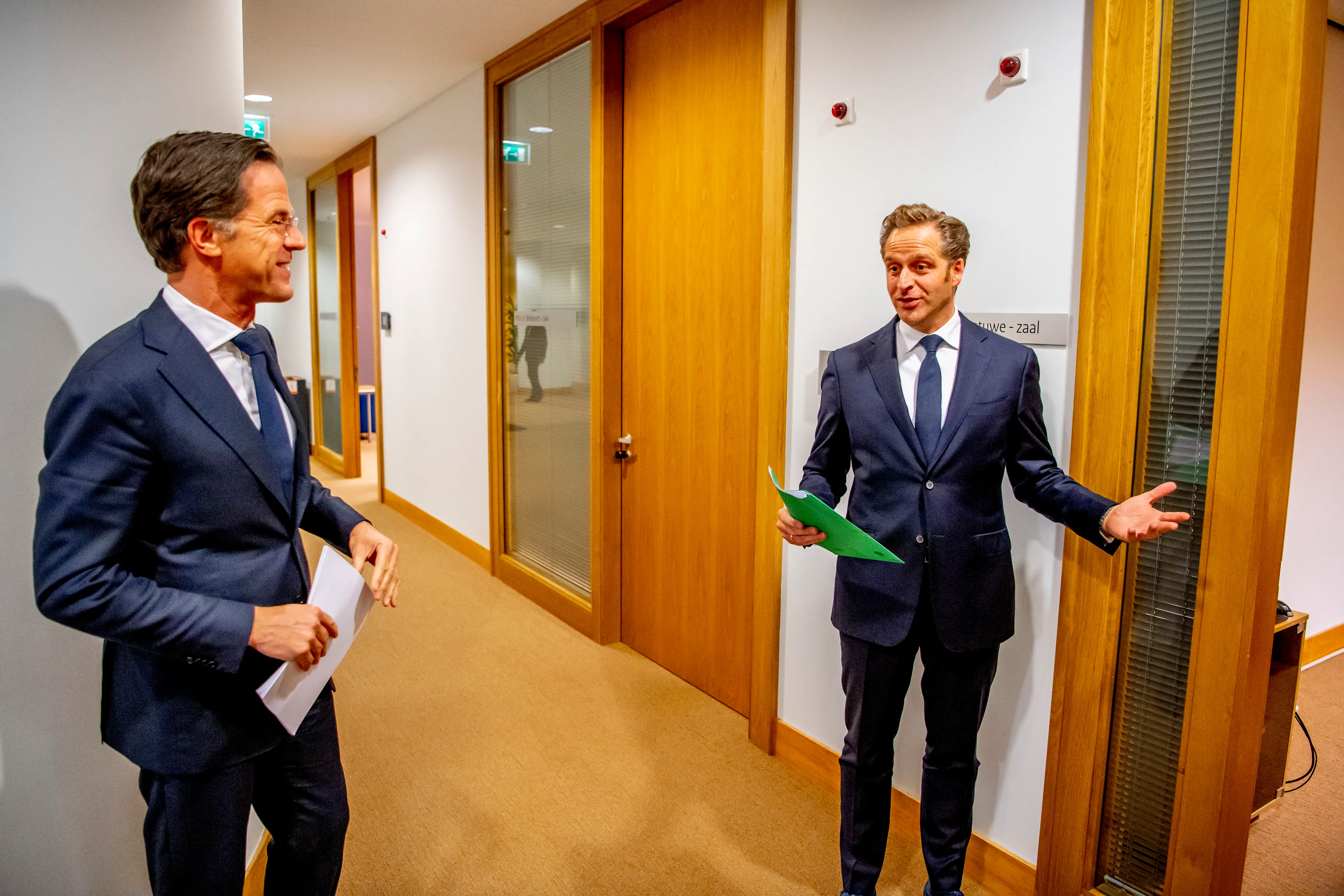 Nederland verliest vertrouwen in coronabeleid van kabinet na opnieuw verlengen lockdown