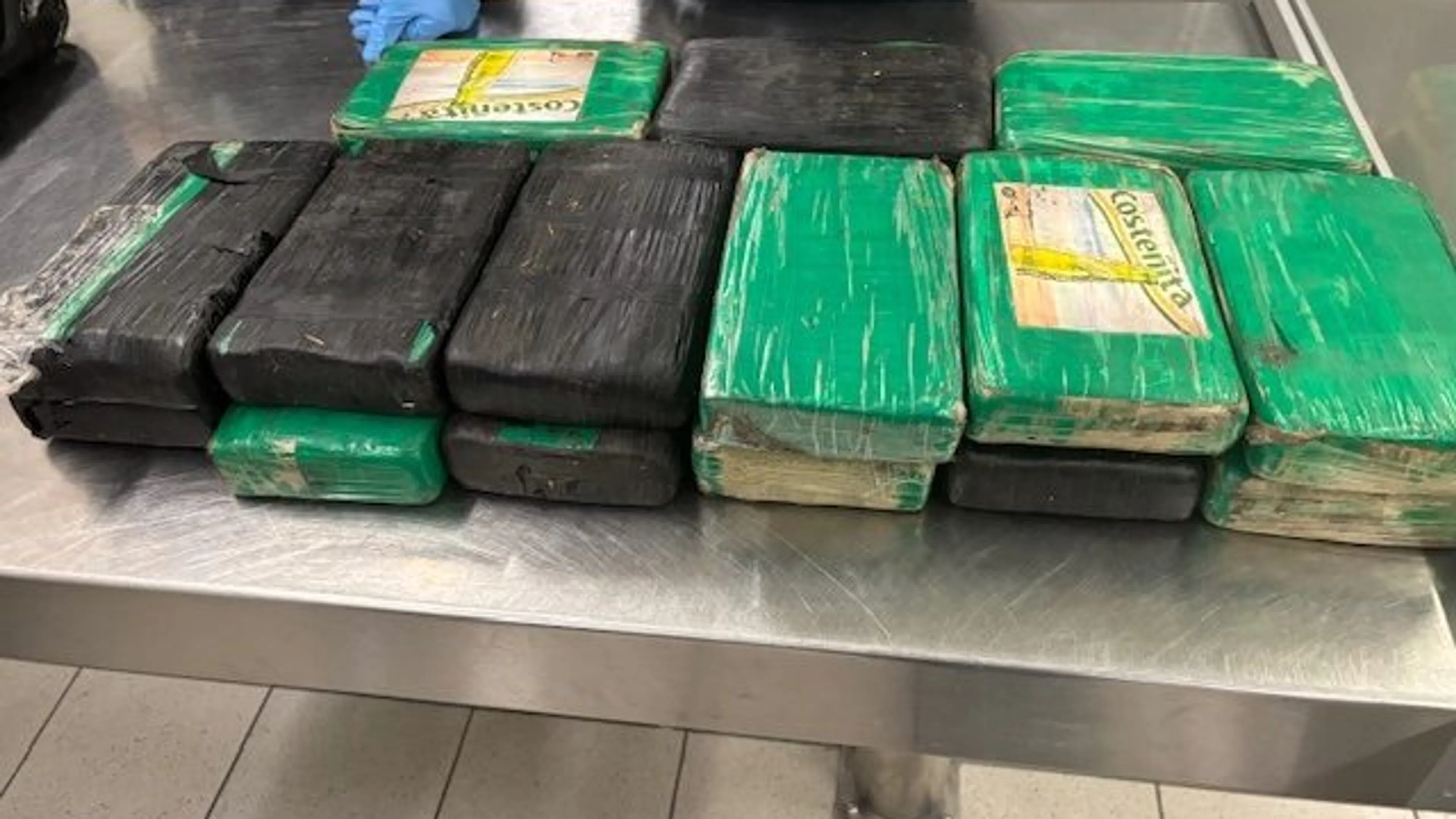Bemanningslid betrapt met 18 kilo cocaïne op Schiphol
