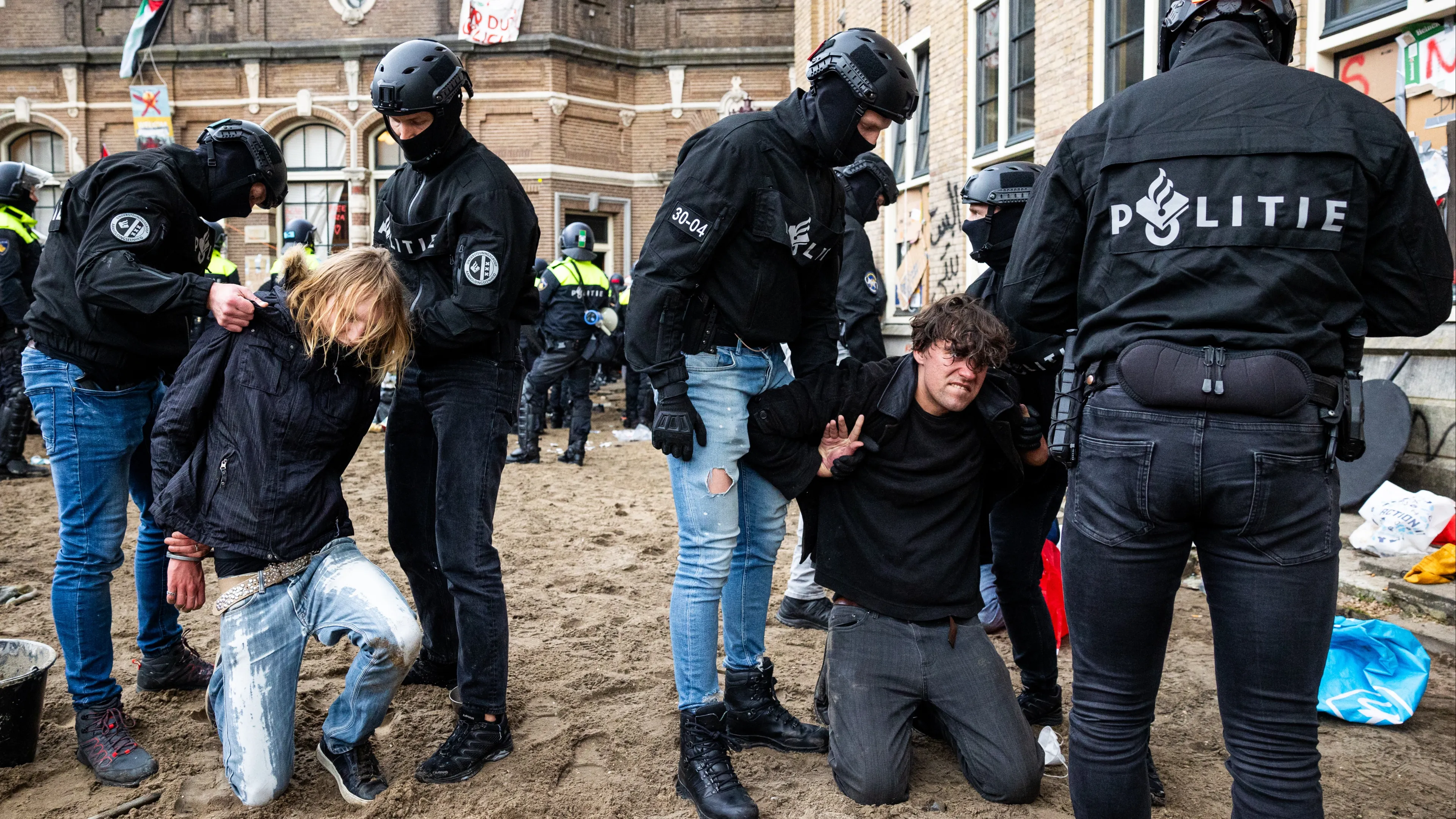 Politie grijpt hard in bij pro-Palestina-demonstratie, bezetters opgepakt