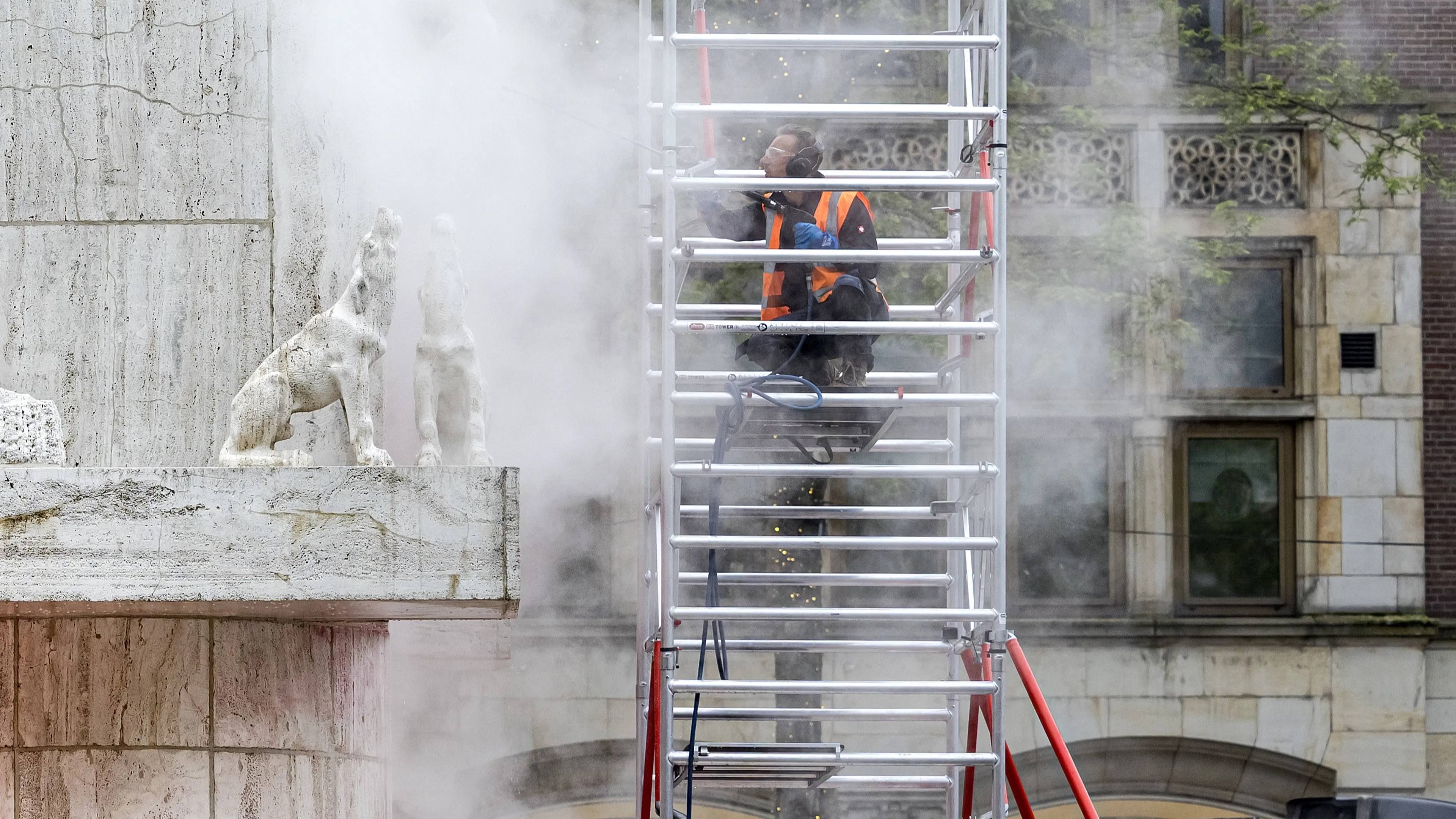 Monument op de Dam weer schoon na bekladding