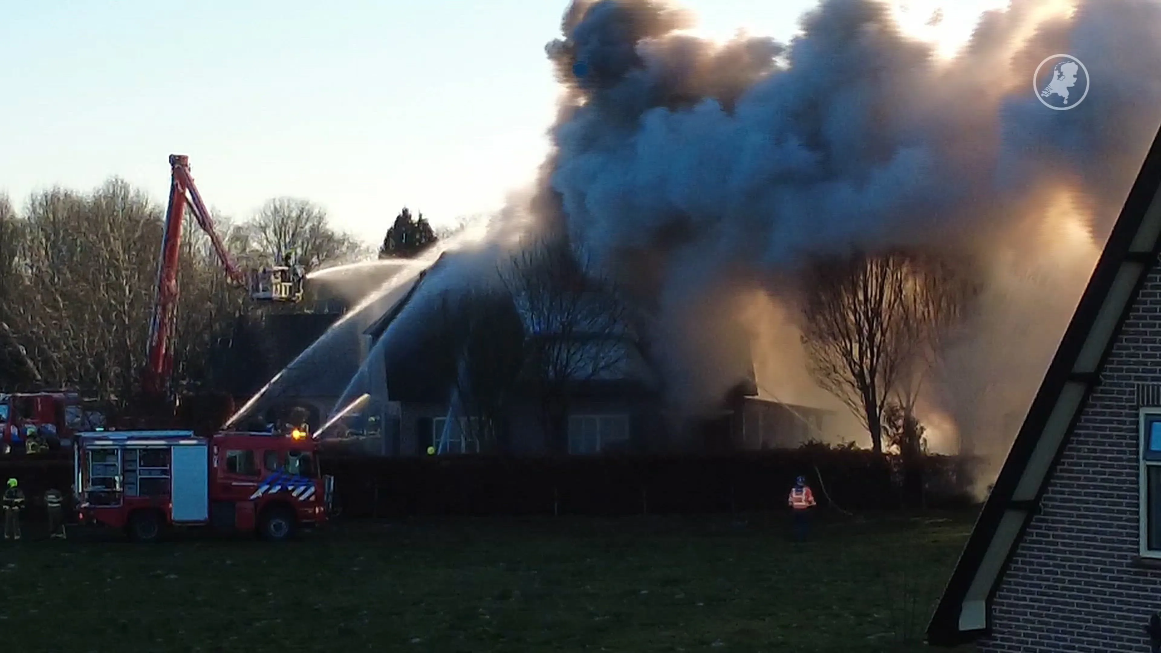 Rieten dak in brand op eerste kerstdag in Heerde