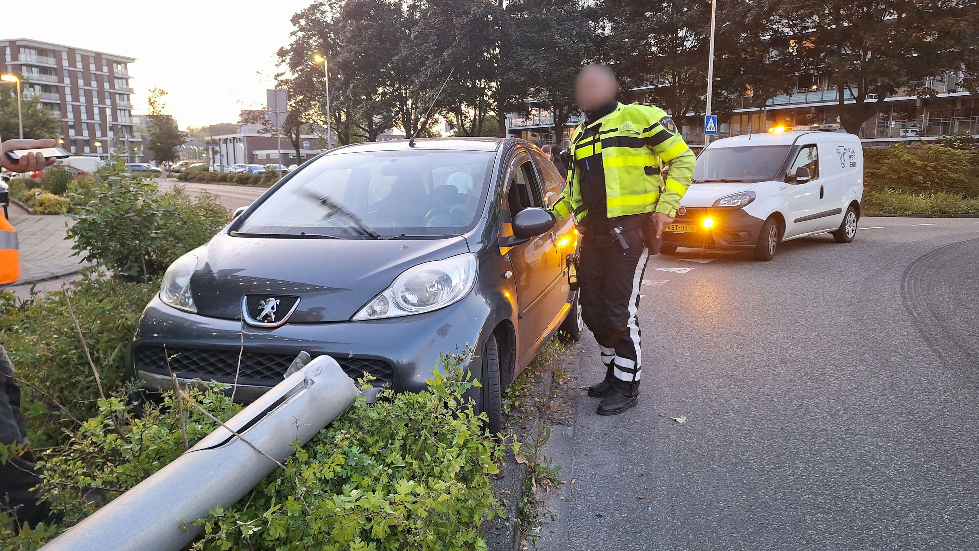 Beschonken bestuurder met twee kinderen aan boord rijdt lantaarnpaal uit de grond