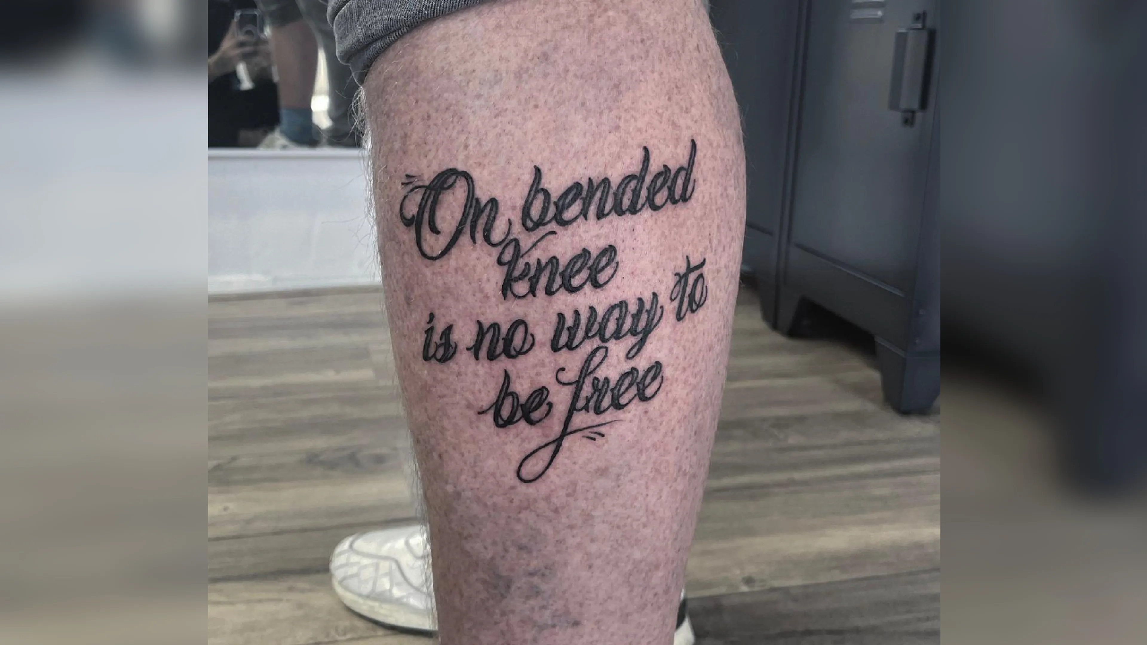Advocaat Peter Schouten neemt tattoo met levensmotto van Peter R. de Vries