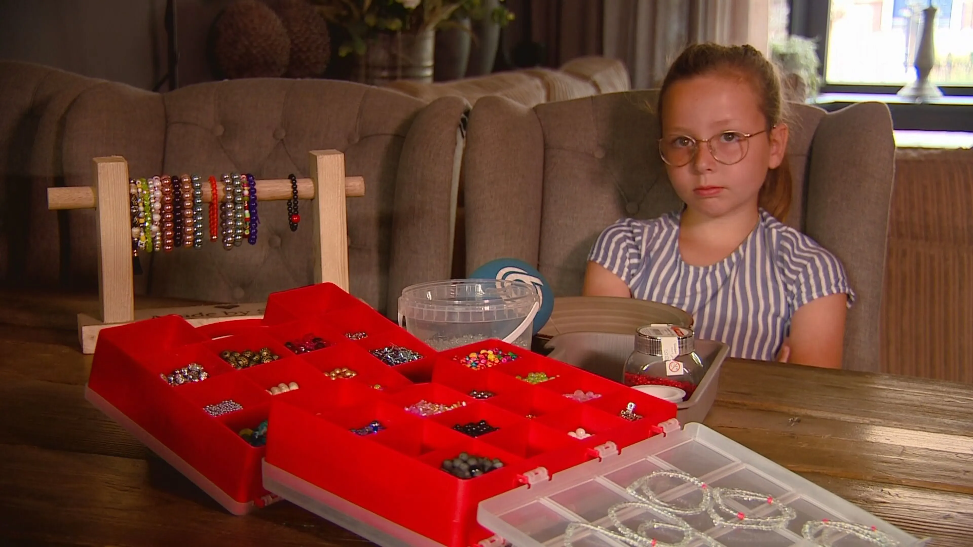 Veel steun voor gepeste Suze (9), duizenden bestellingen voor 'stop pest-armbandje'