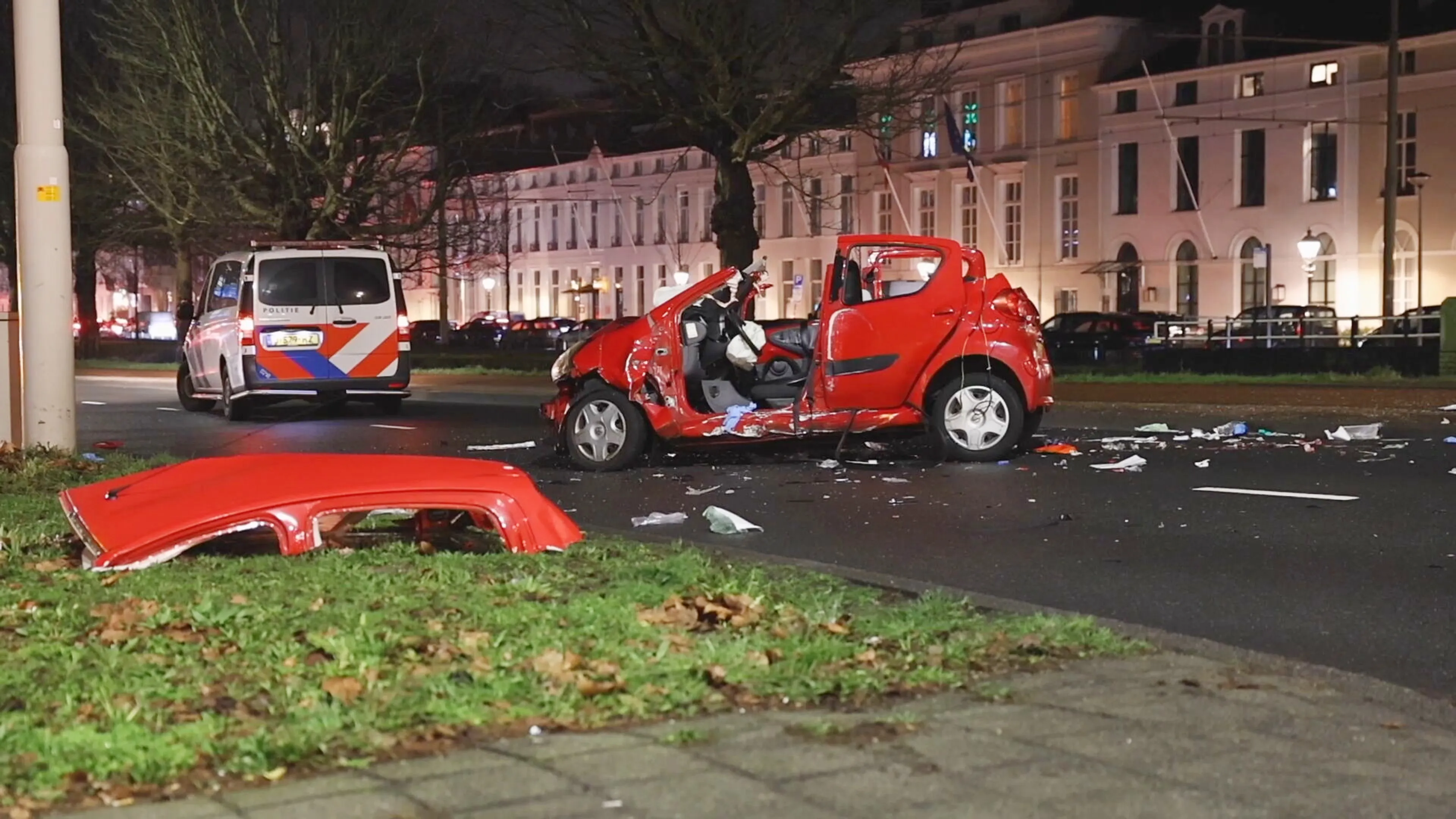 Dode (23) en gewonden bij botsing tussen twee auto's op kruispunt in Den Haag