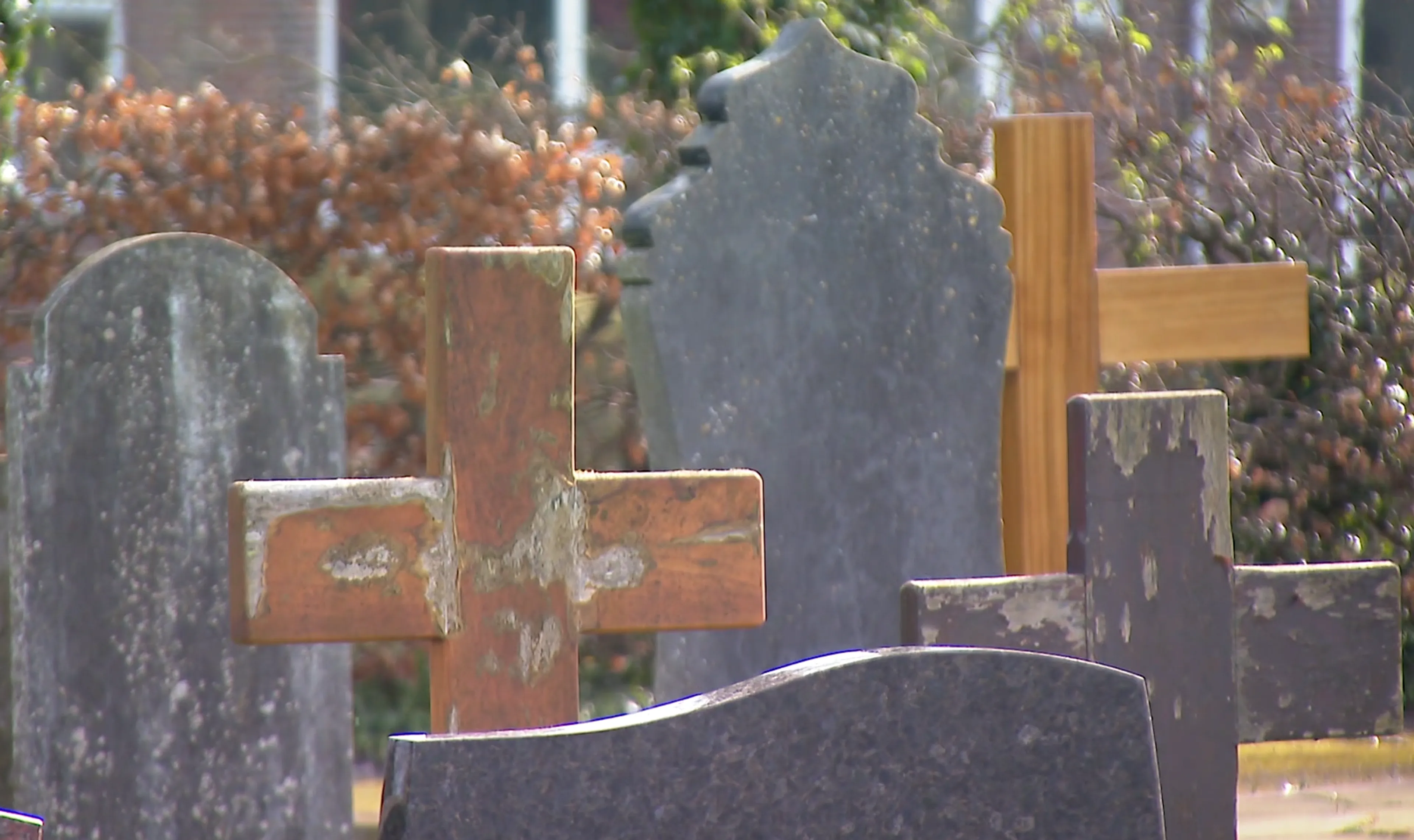 Man (60) aangehouden voor diefstal uit graven op Haagse begraafplaats
