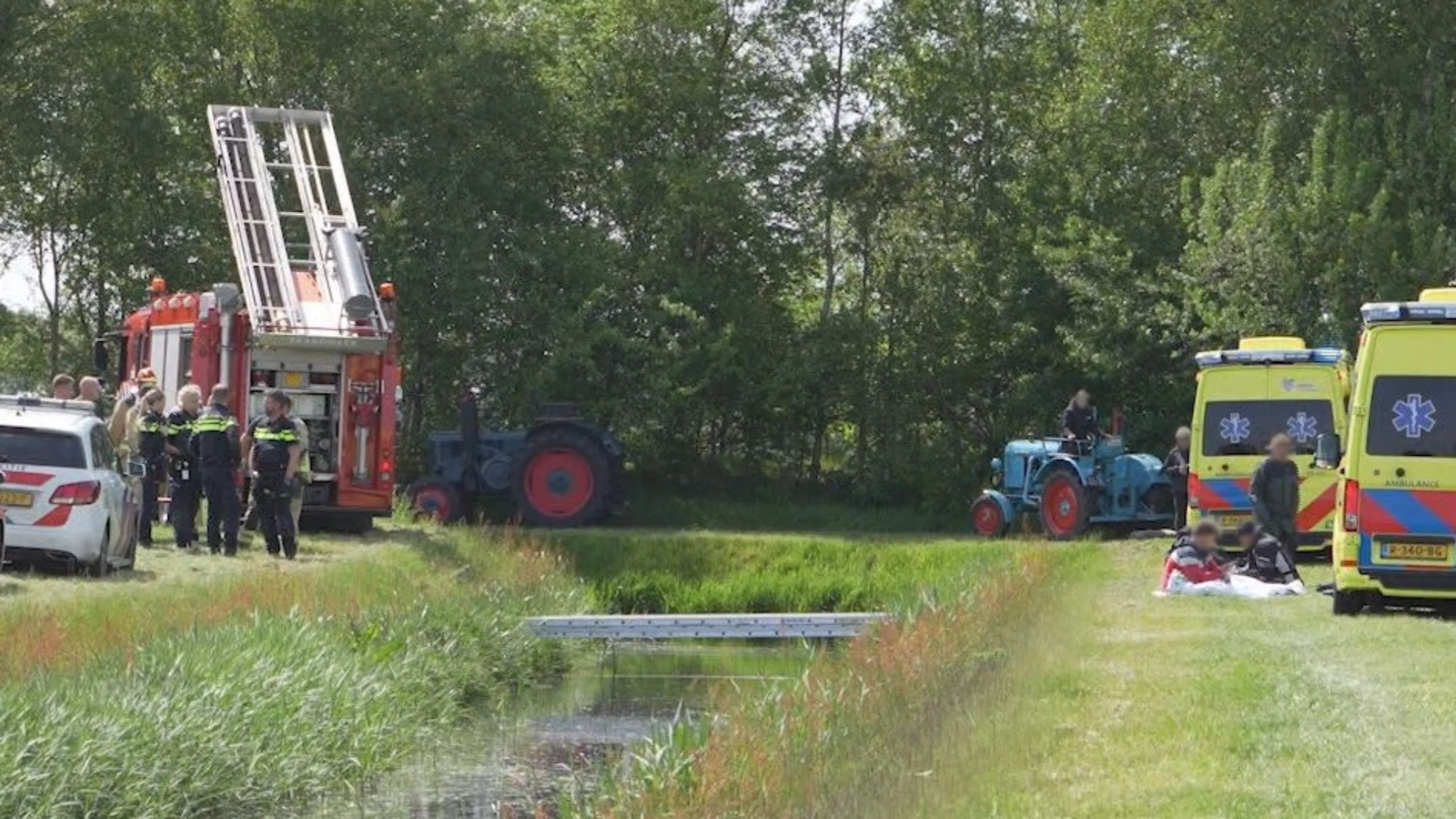 Trekker belandt in sloot, ernstig gewond jongetje door omstanders eruit gehaald