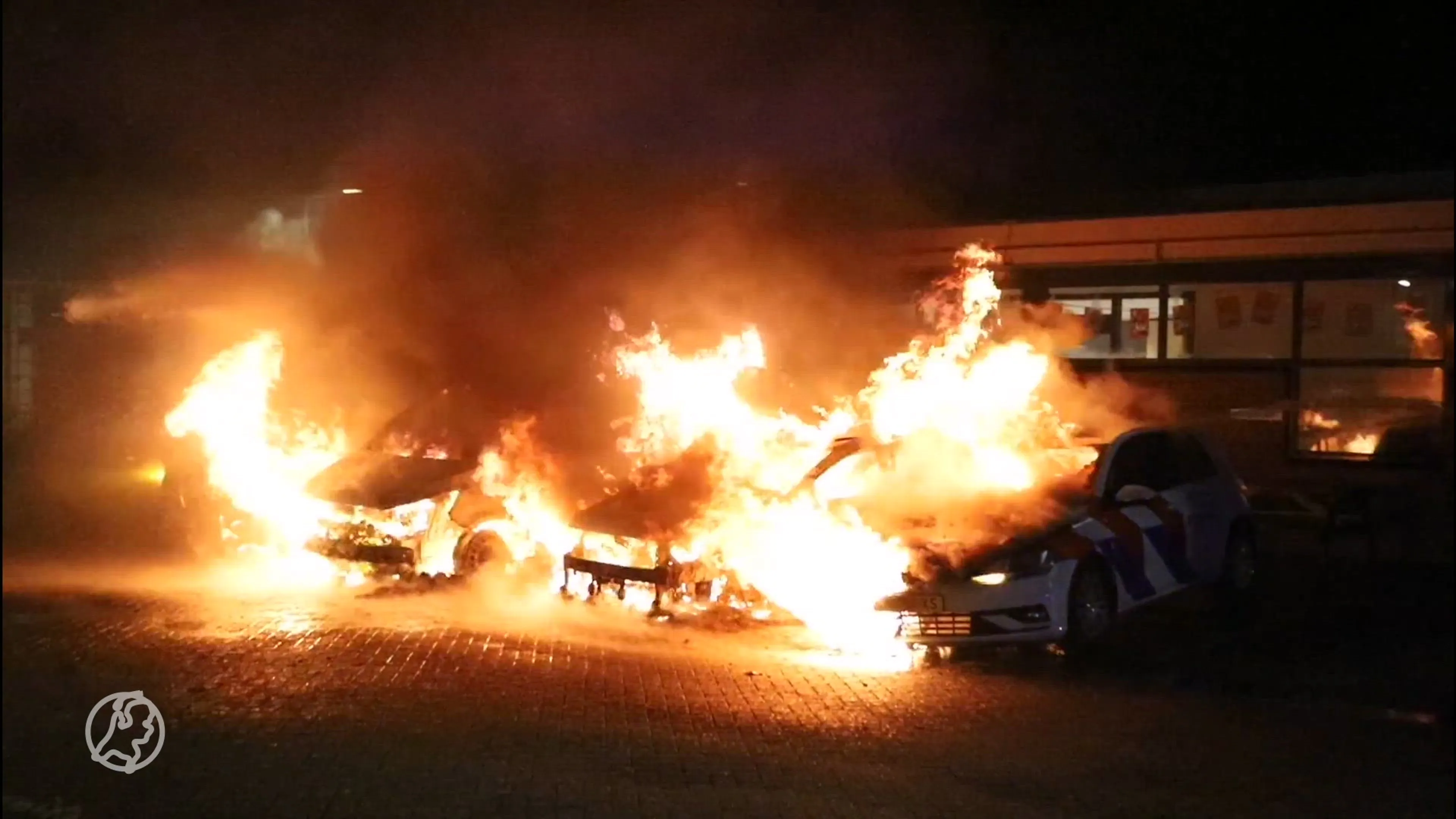 Politieauto's gaan in vlammen op bij politiebureau in Tiel, mogelijk brandstichting