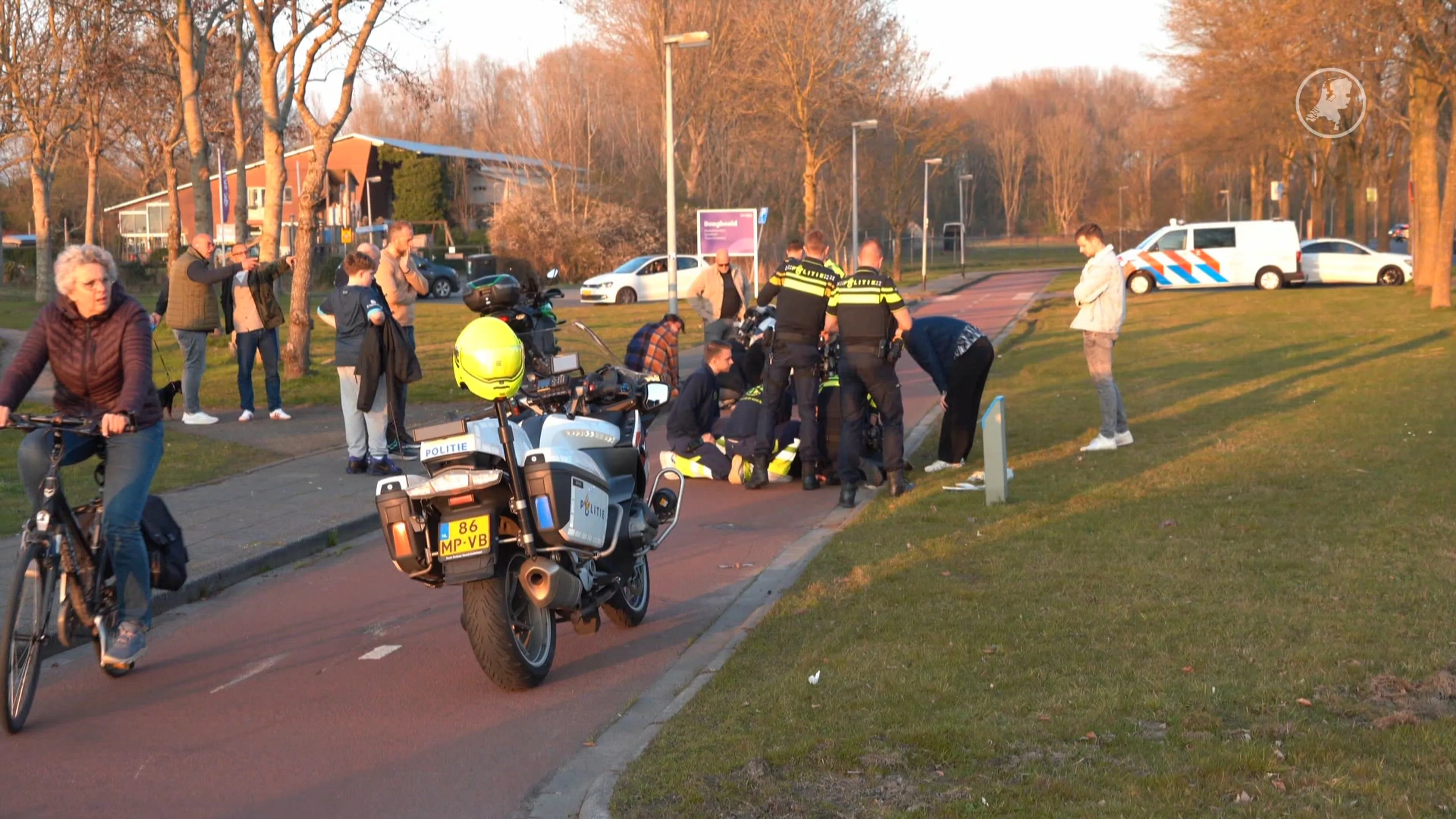 Hulpdiensten massaal ter plaatse na botsing motoragent en fietser