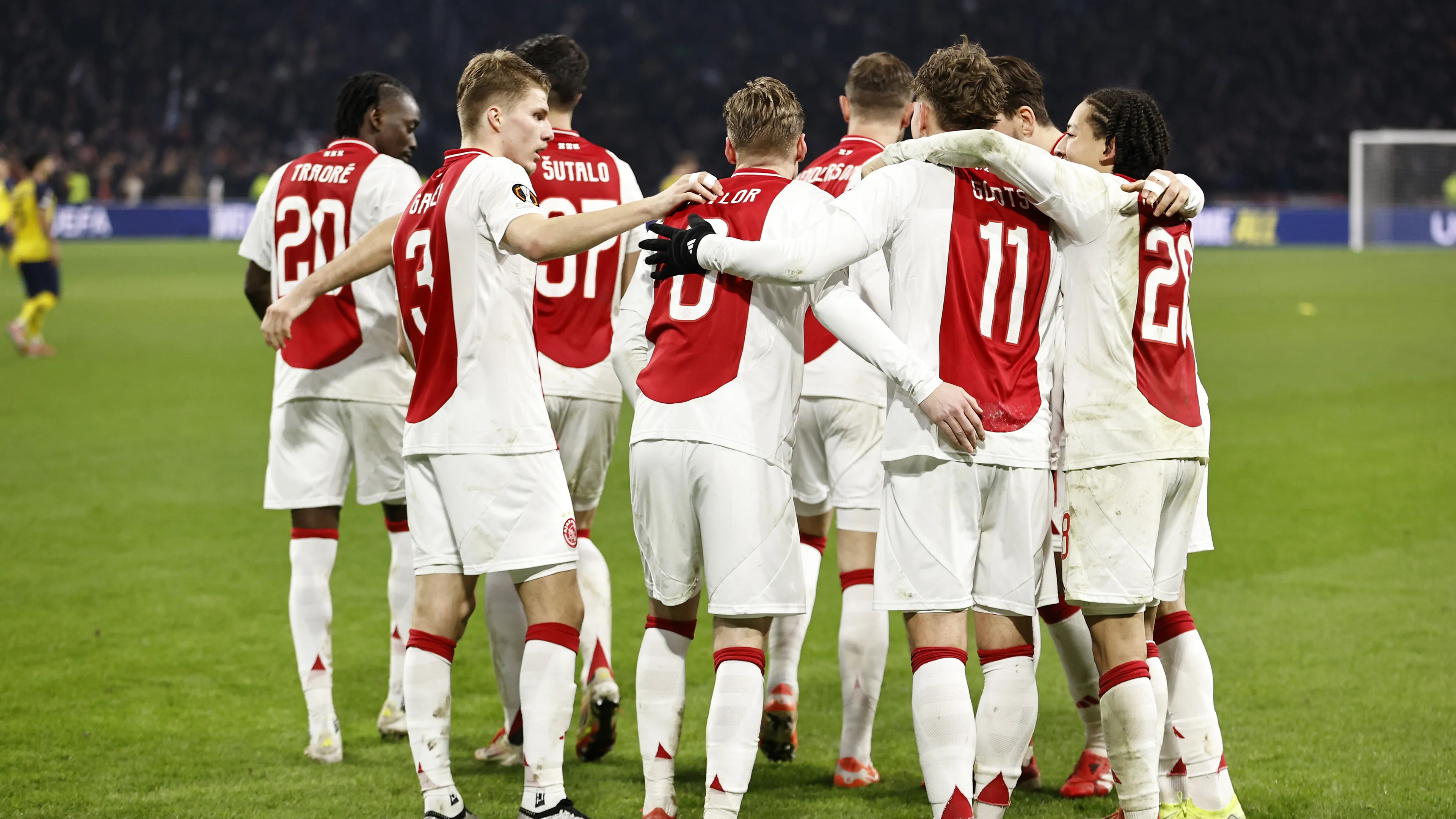 Ajax houdt heroïsch stand met tien man en is door in Europa League