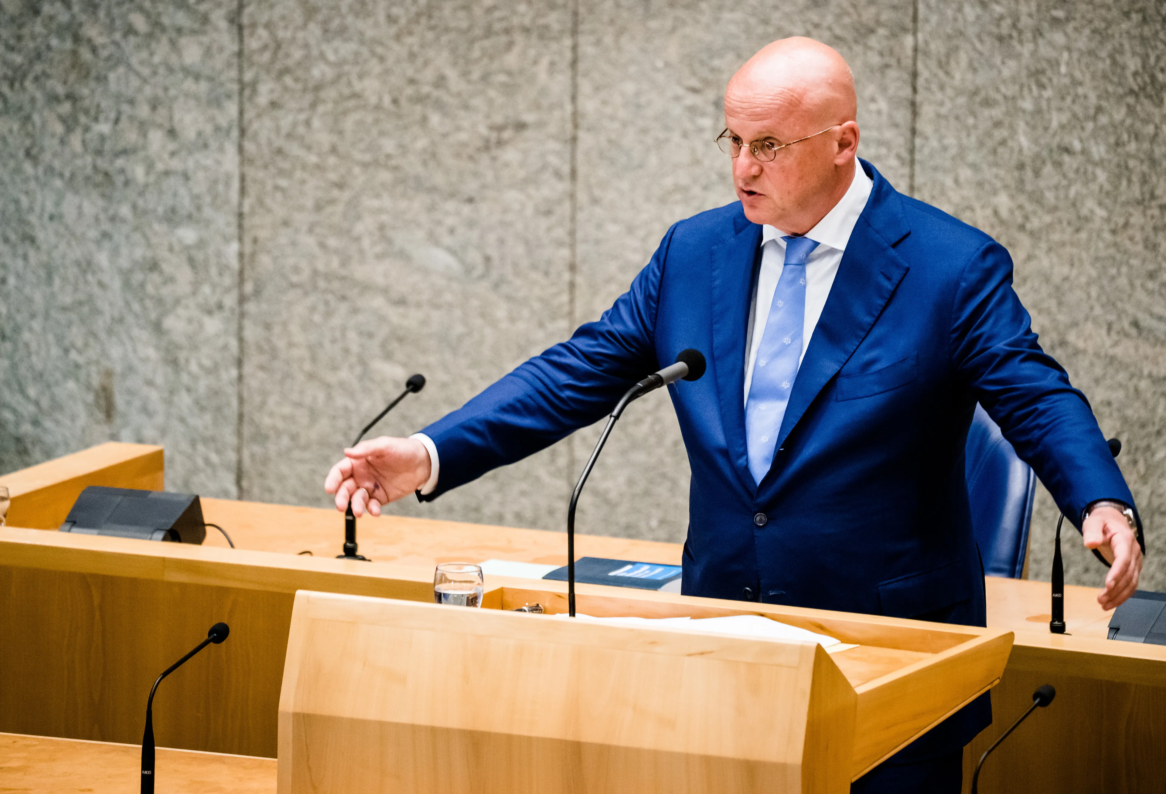 Overleeft Grapperhaus het debat na niet naleven maatregelen op 'corona-bruiloft'?