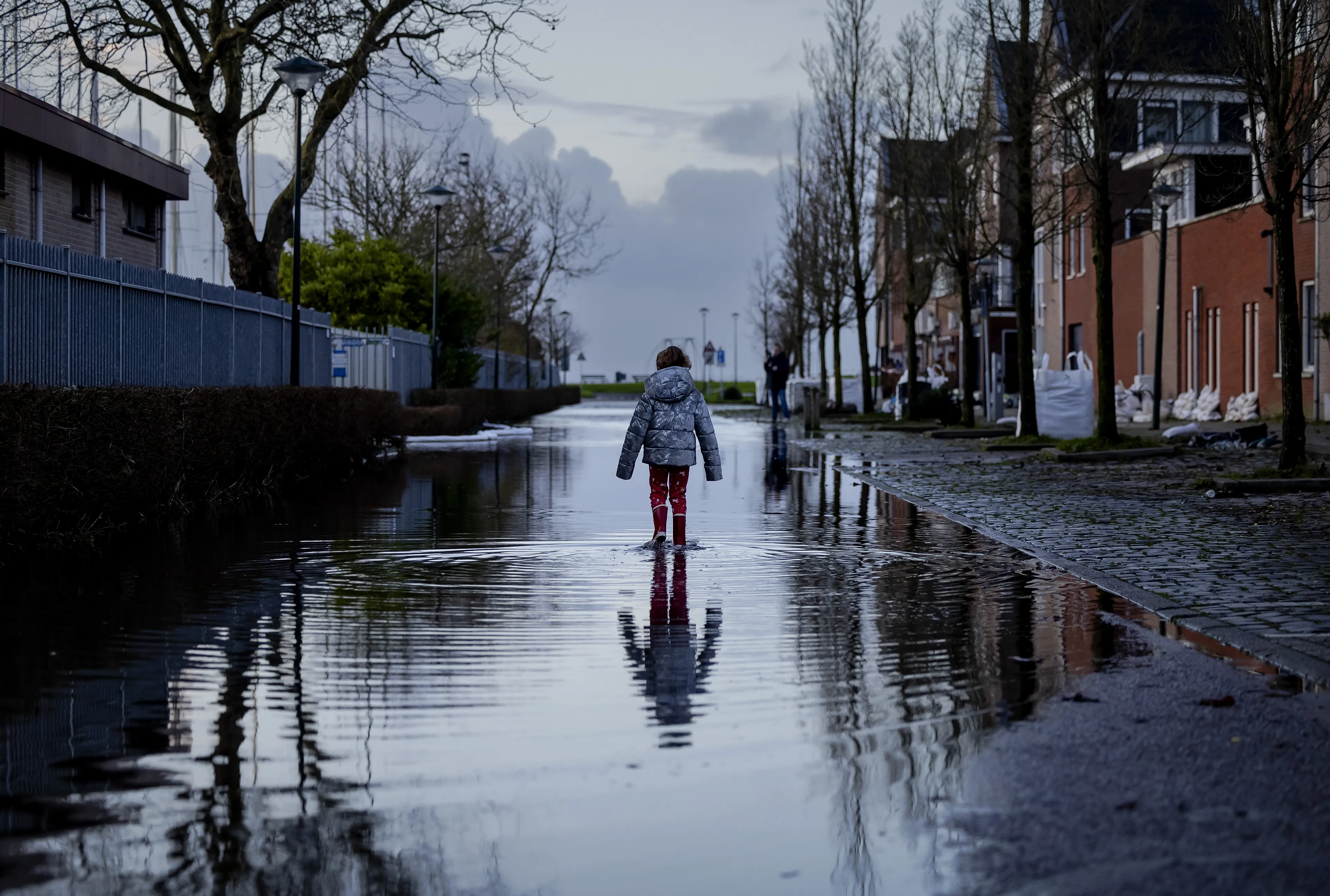 Pas op, laat kind of dier niet spelen in overstroomd gebied door hoogwater