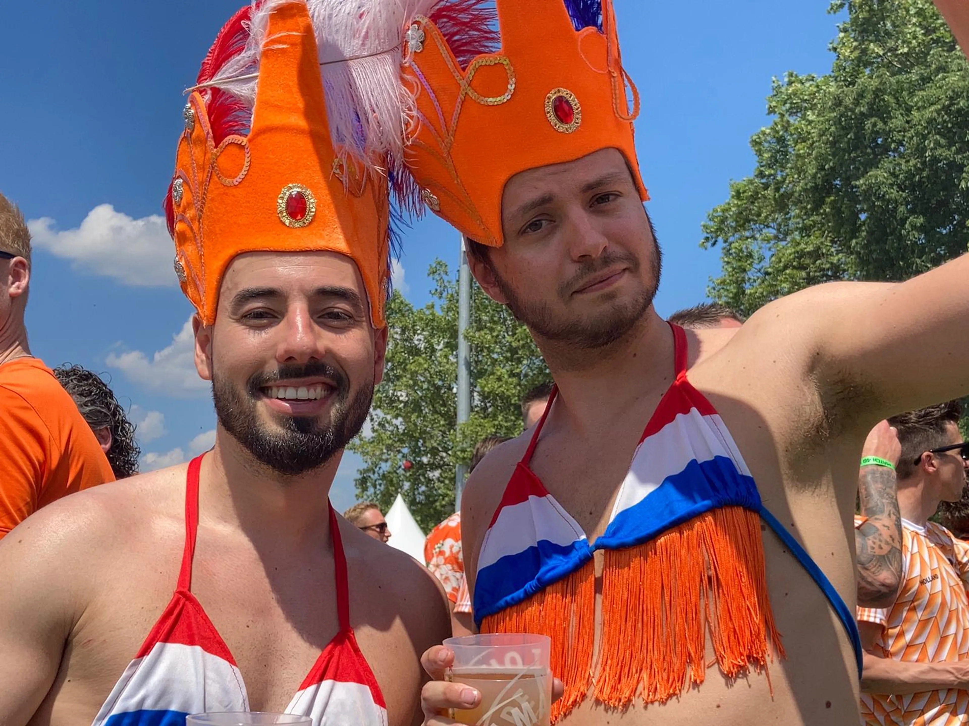Duizenden Oranjefans gaan los in bloedhete fanzone in Boedapest