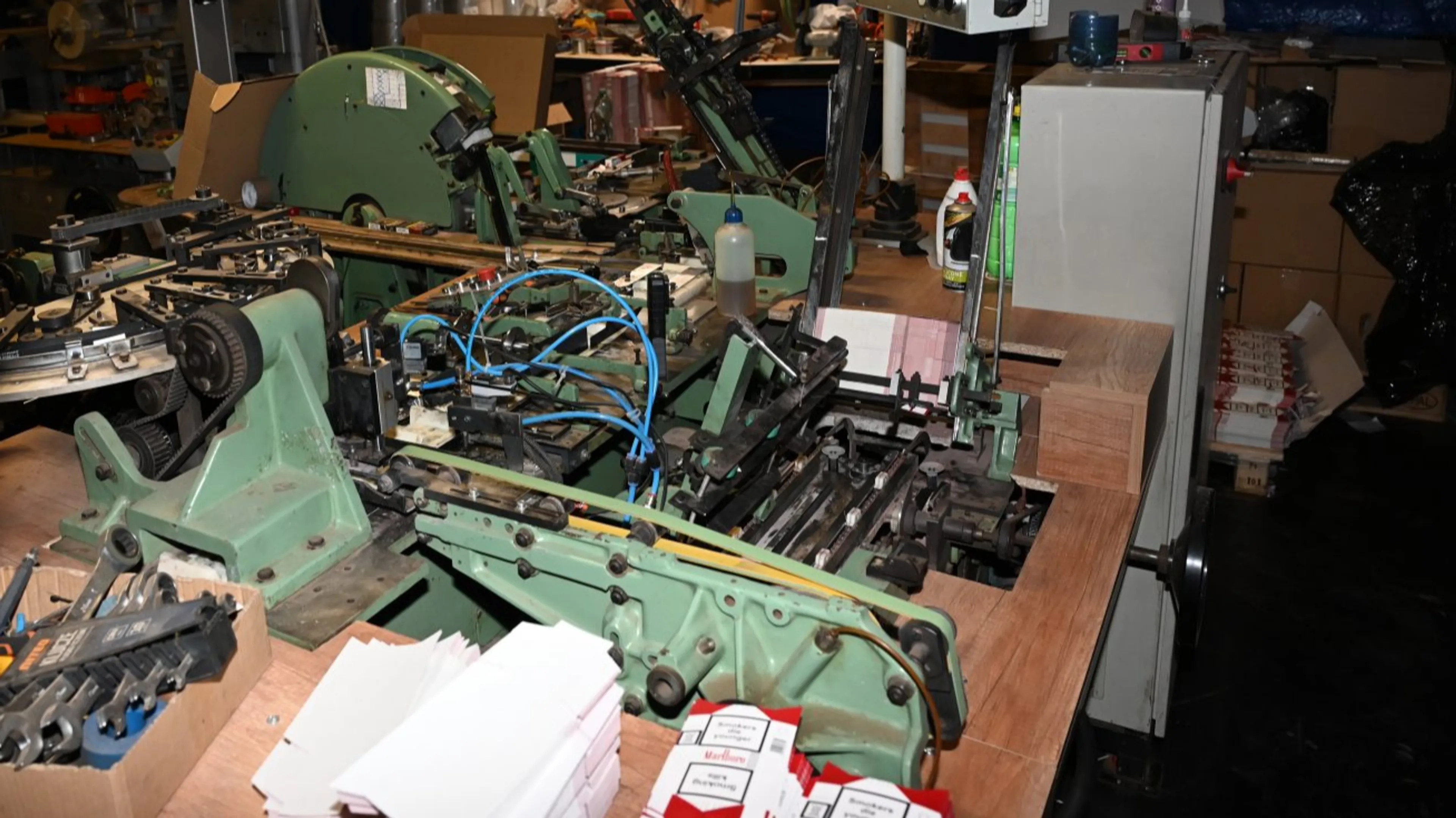 Illegale sigarettenfabriek in Haarlemmermeer ontdekt, tien man opgepakt