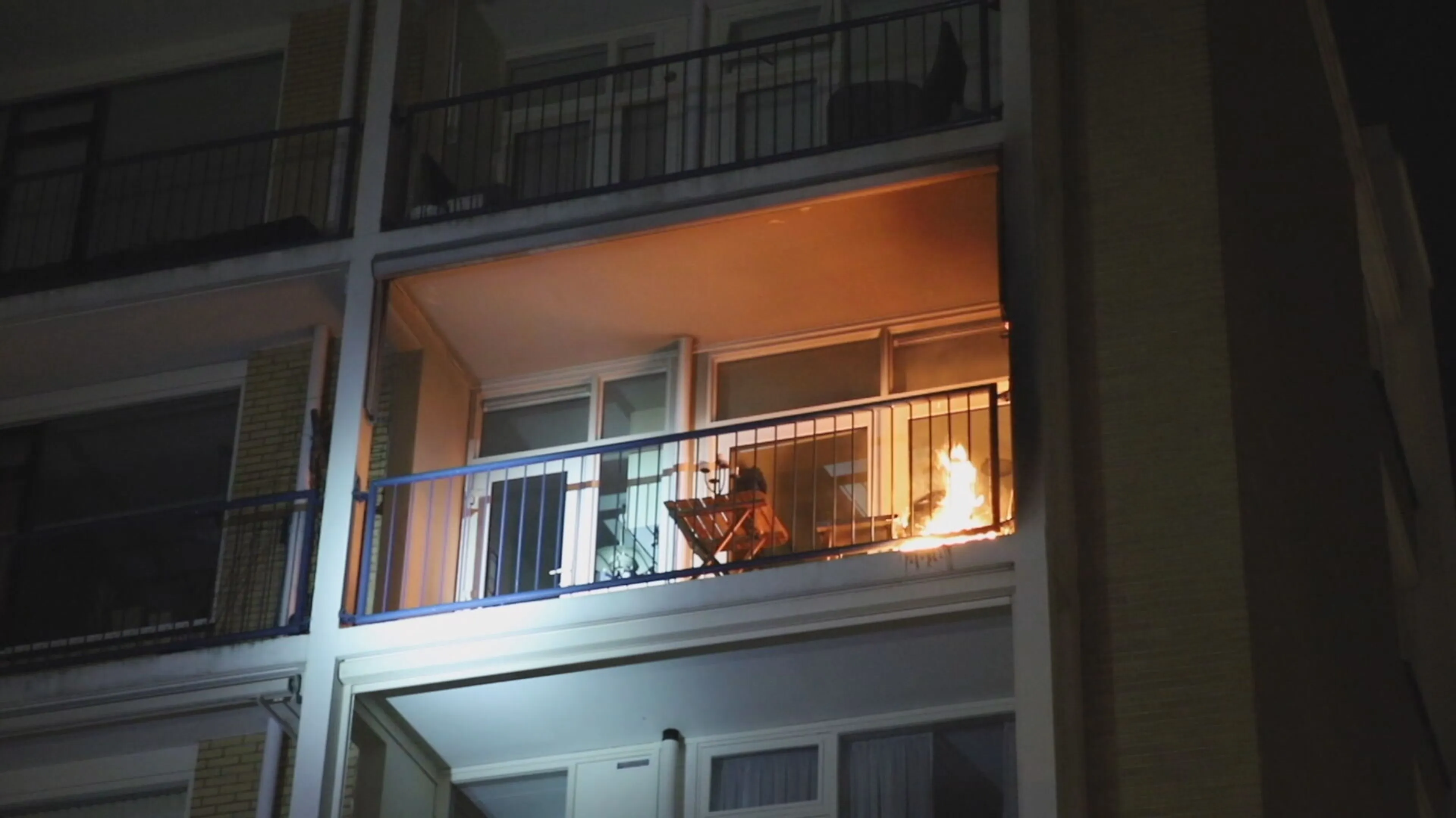 Toevallige voorbijganger ontdekt brand op balkon van appartementencomplex in Den Haag