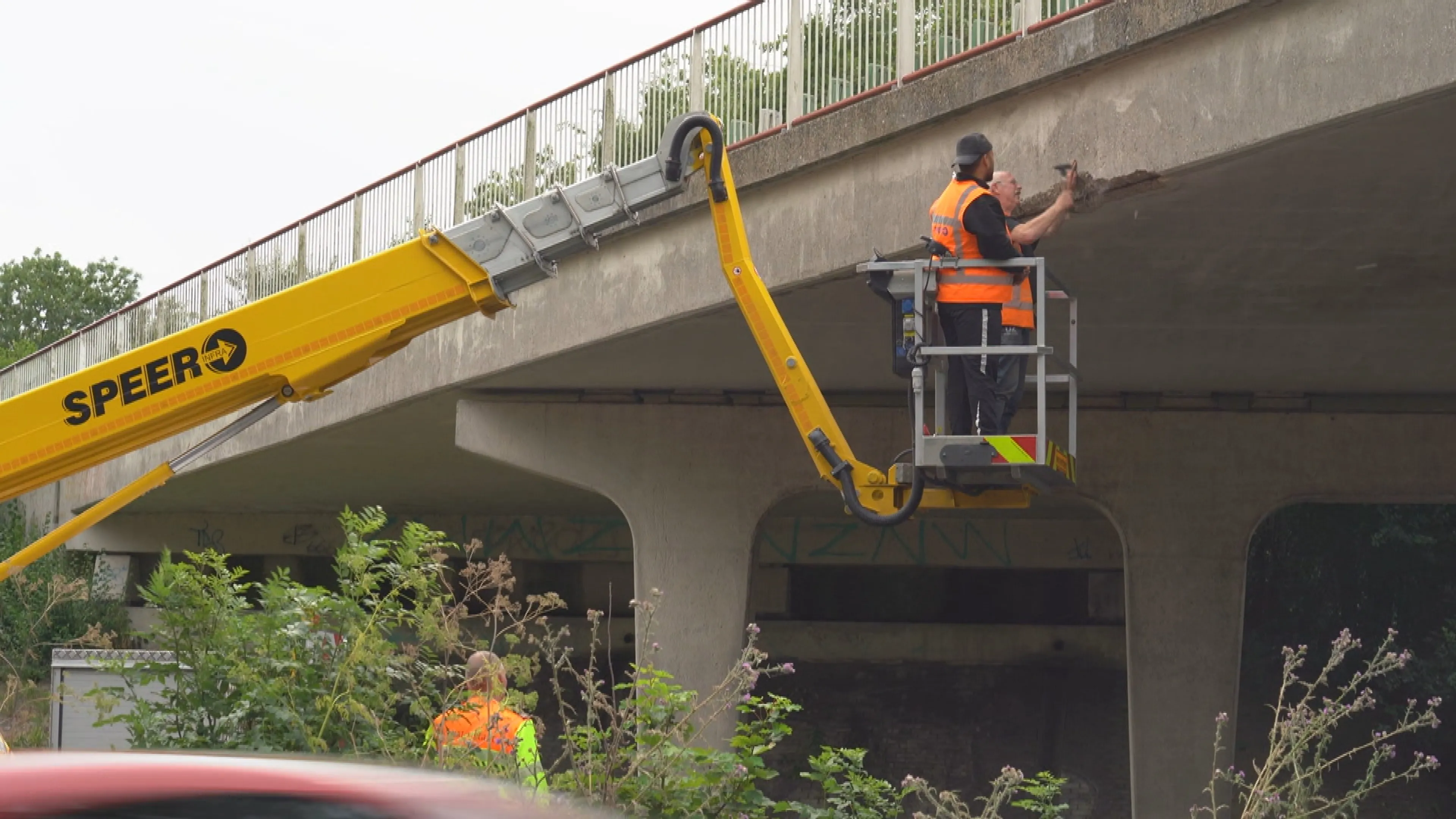 Brokstukken vallen van viaduct over A9, meerdere auto's beschadigd