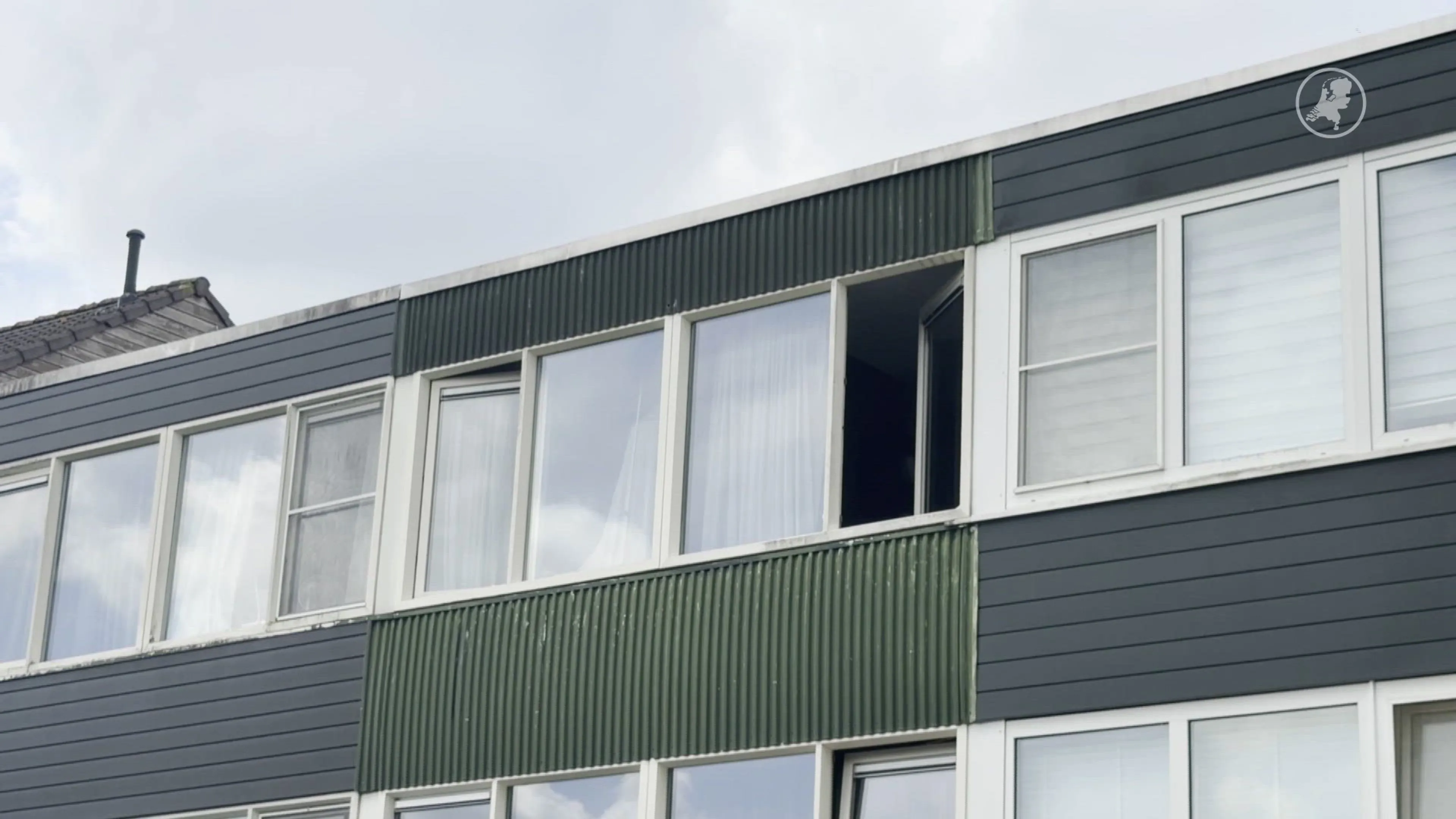 Kind uit raam gevallen in Apeldoorn, belandde in de tuin
