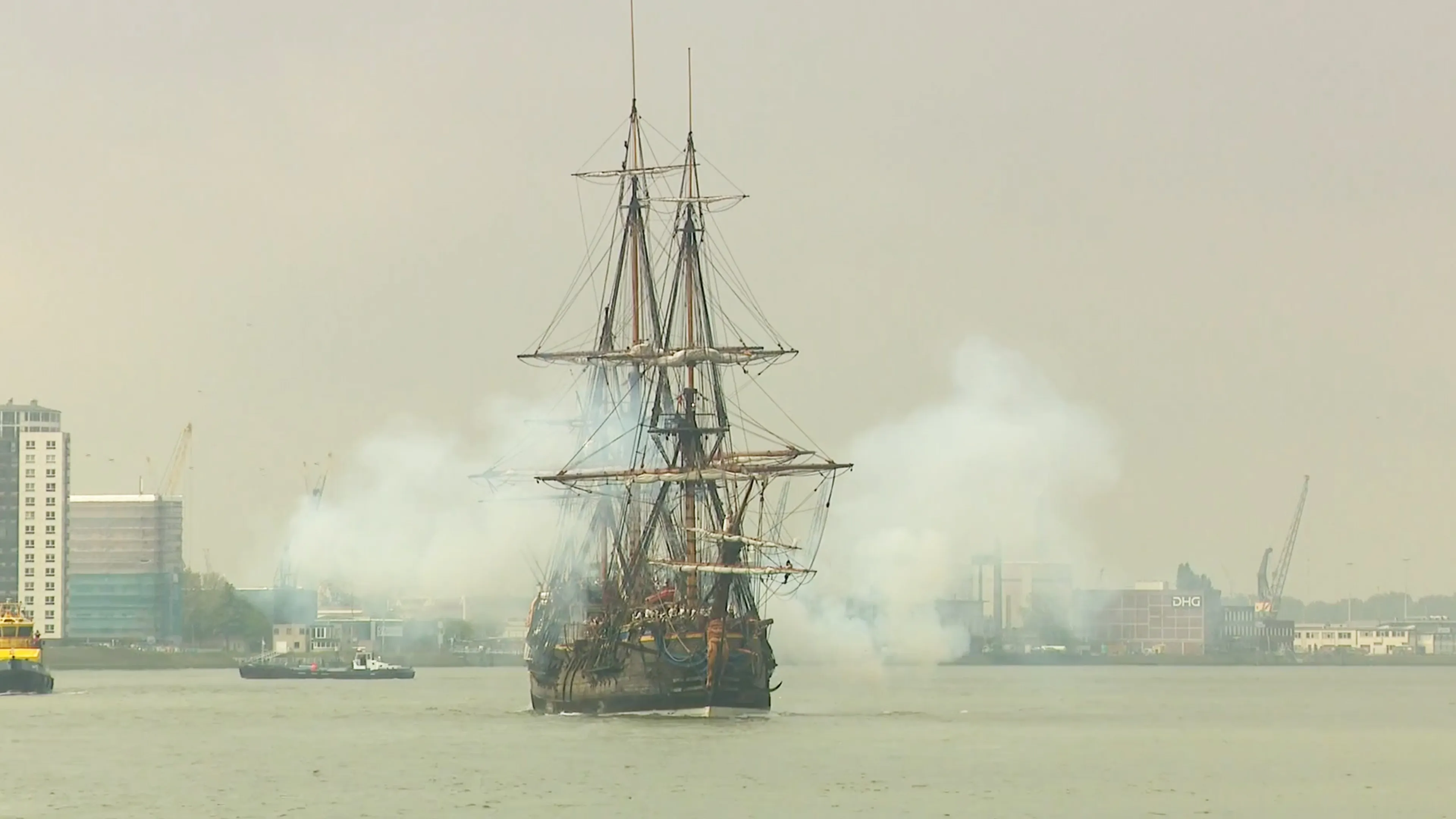 ZIEN: Grootste houten zeilschip ter wereld vaart Rotterdam binnen