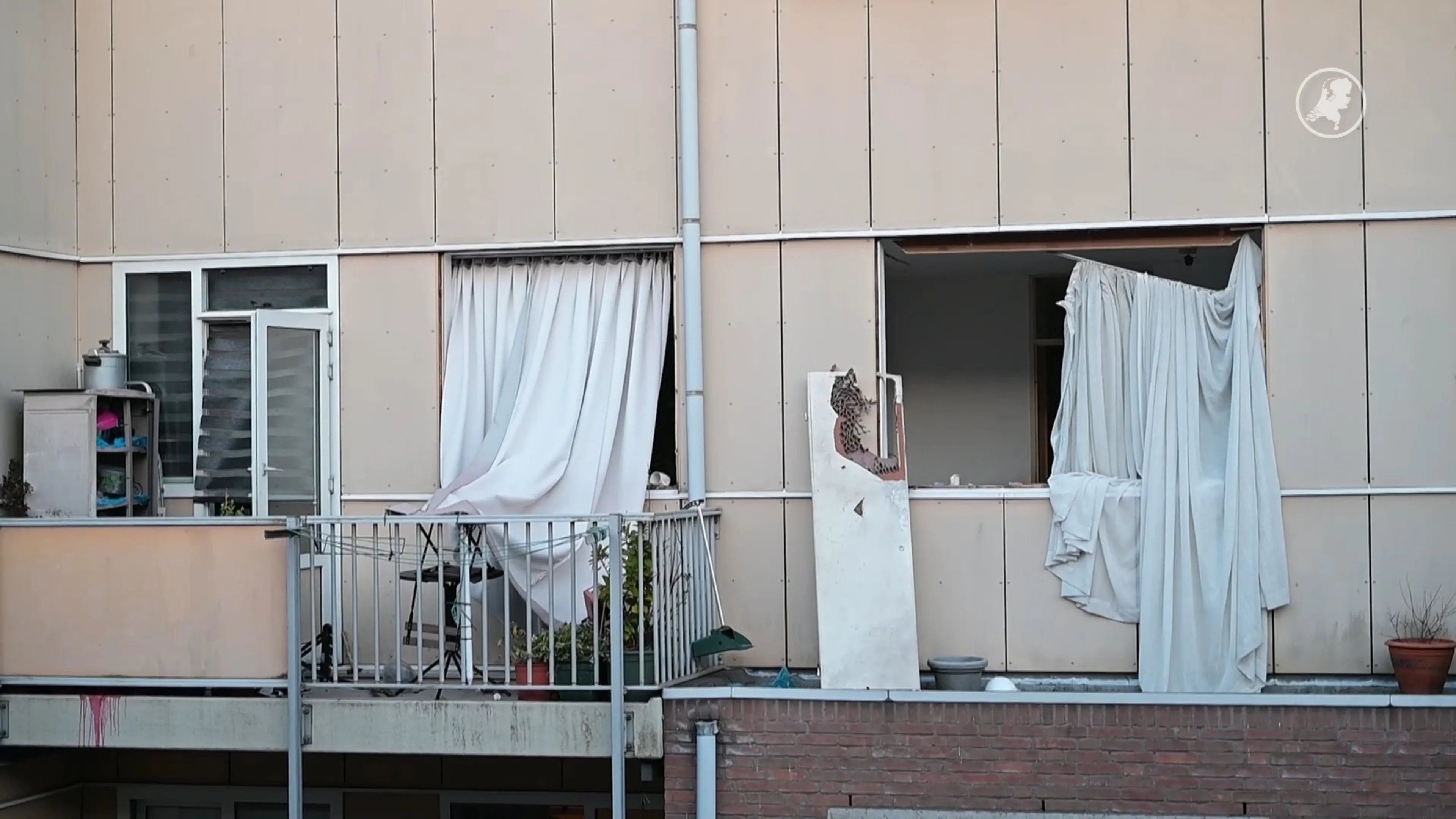 Veel schade door explosie bij portiek in Rotterdam, twee personen weggerend 