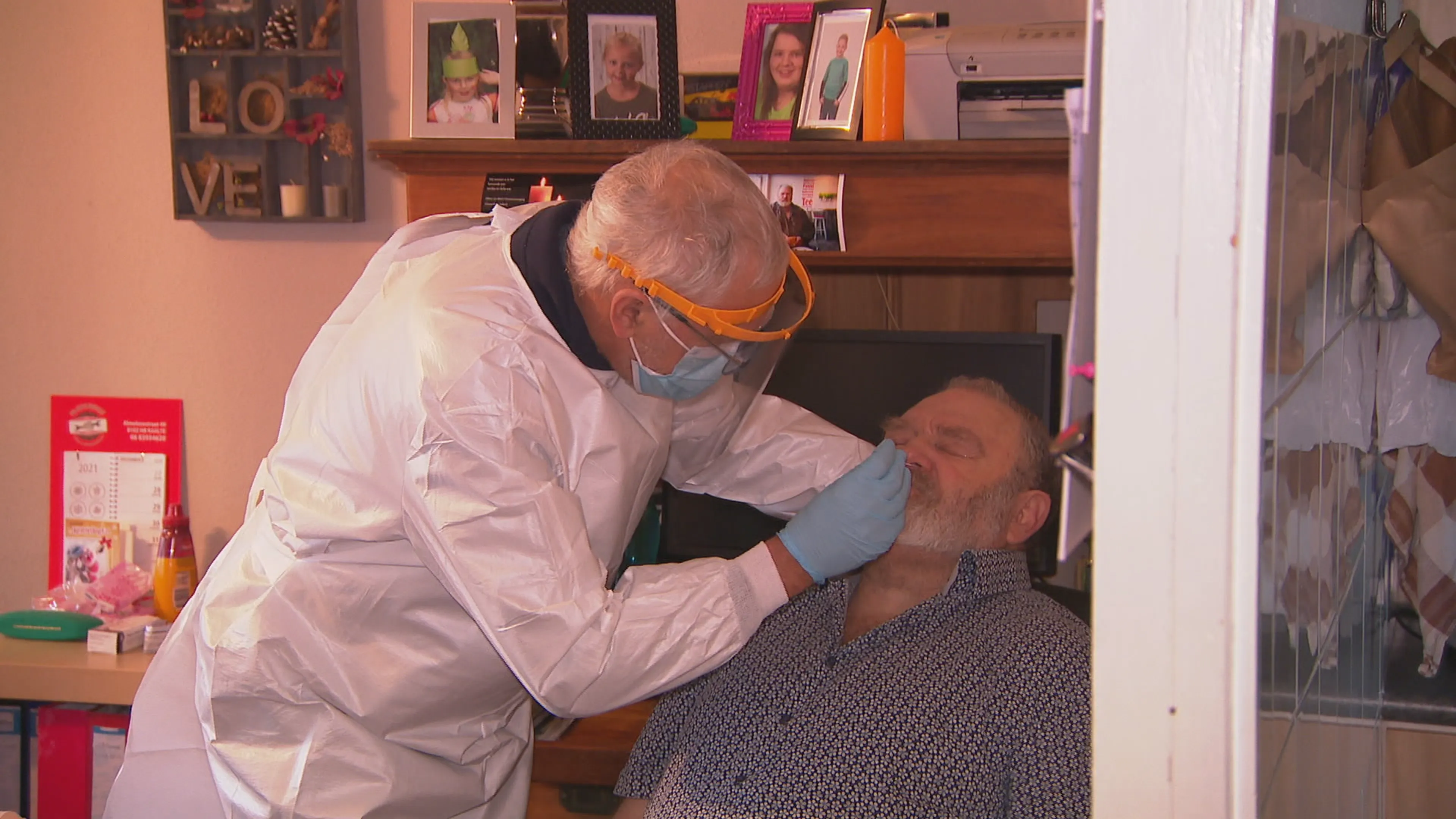 Te ziek of verward voor een coronatest? José en Gerrit van de GGD komen langs met hun mobiele teststraat