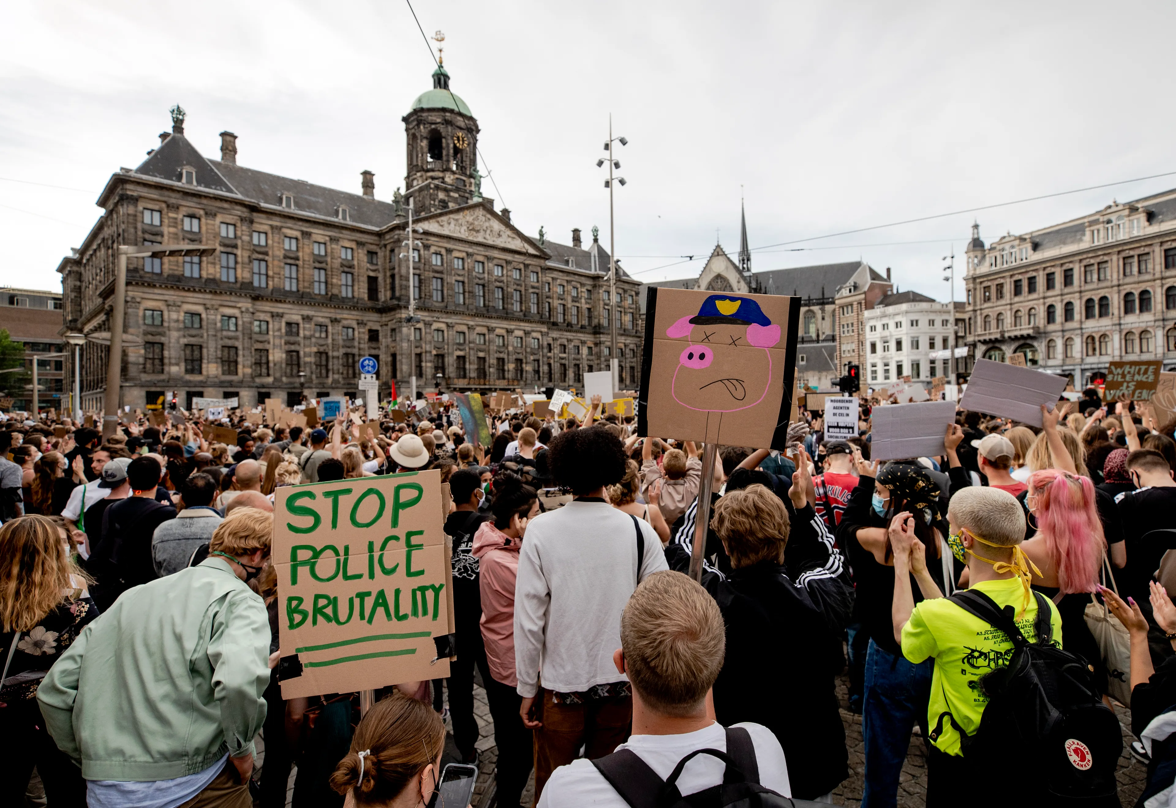 Burgemeesters roepen demonstranten Amsterdam op: 'Blijf twee weken thuis'