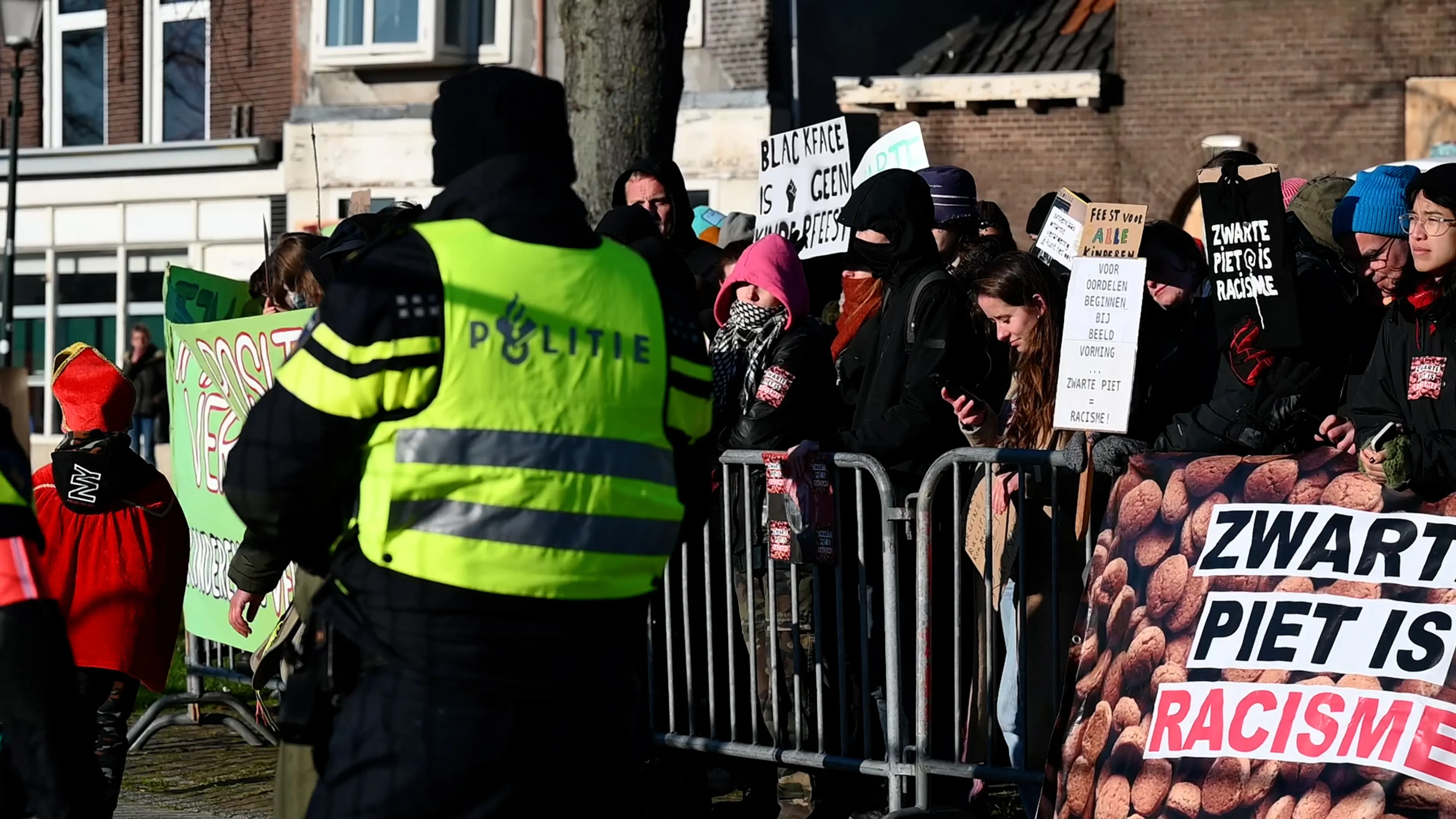 Demonstranten bekogeld met eieren bij intocht in Zaandam, twee mannen aangehouden