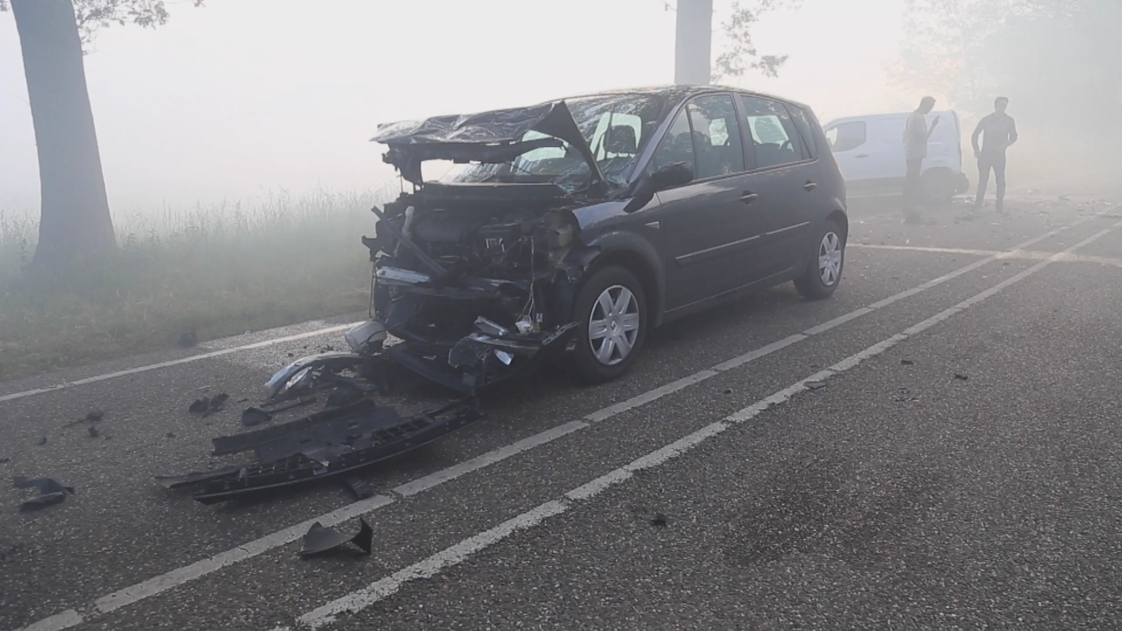 Slecht zicht door smeulende brand in Deurnese Peel: zes auto's botsen op elkaar