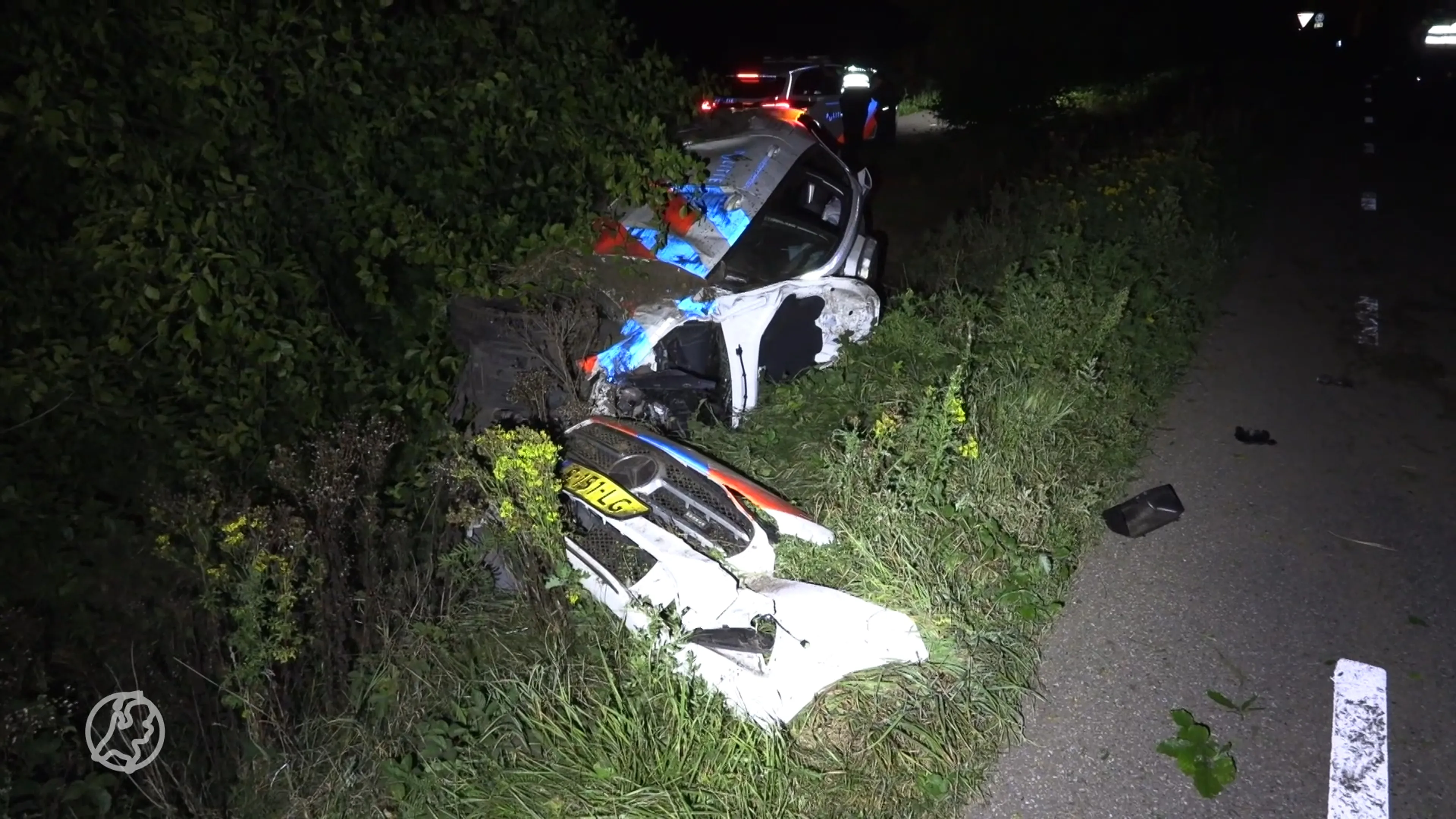Agenten gewond na crash: politiewagen belandt in sloot bij Winterswijk