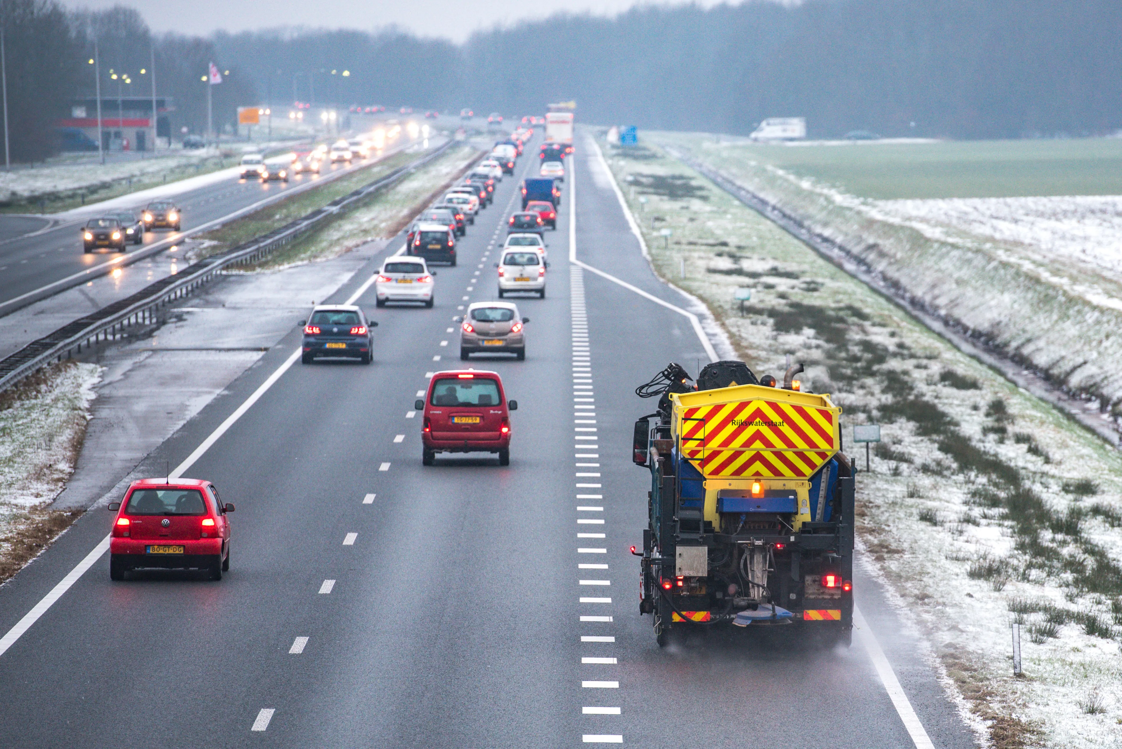 Rijkswaterstaat waarschuwt voor gladheid: 'Ga niet de weg op'
