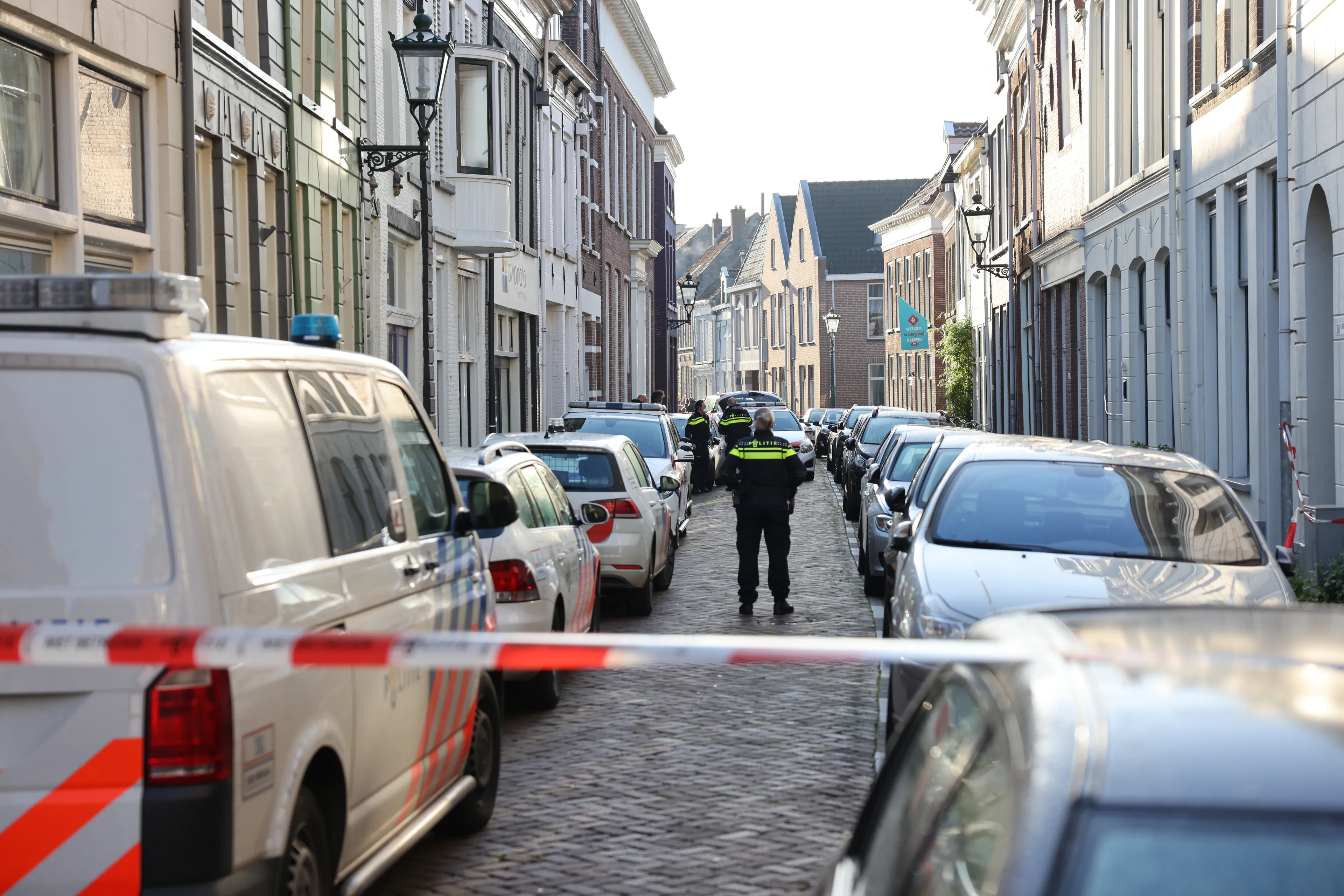 Dode man (26) gevonden na mogelijk conflict in woning Kampen, politie doet onderzoek