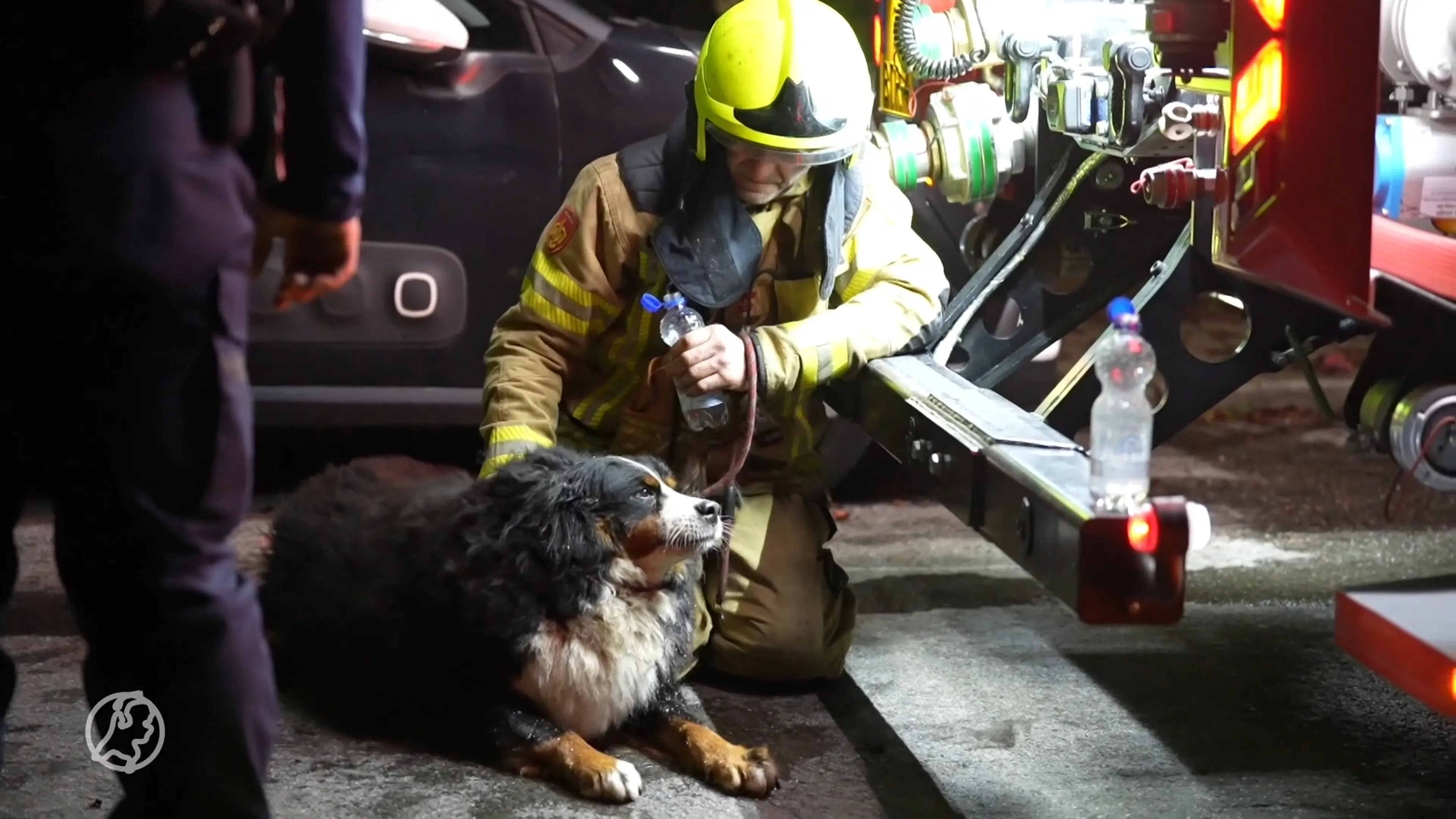 Man uit brandende woning gehaald en gereanimeerd, hond op nippertje gered