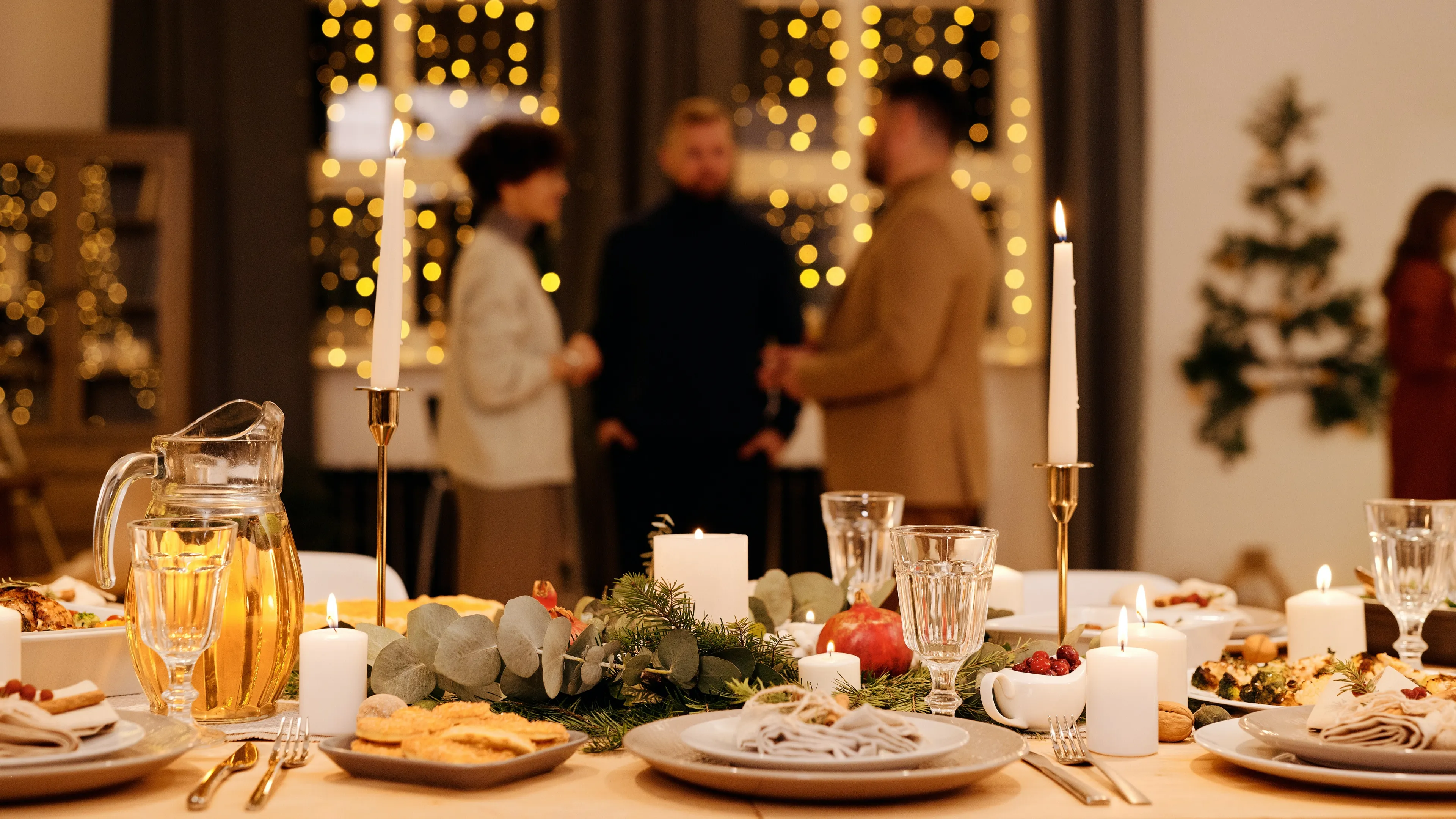 Kerstdiner overslaan bij coronaklachten? Helft slaat advies in de wind