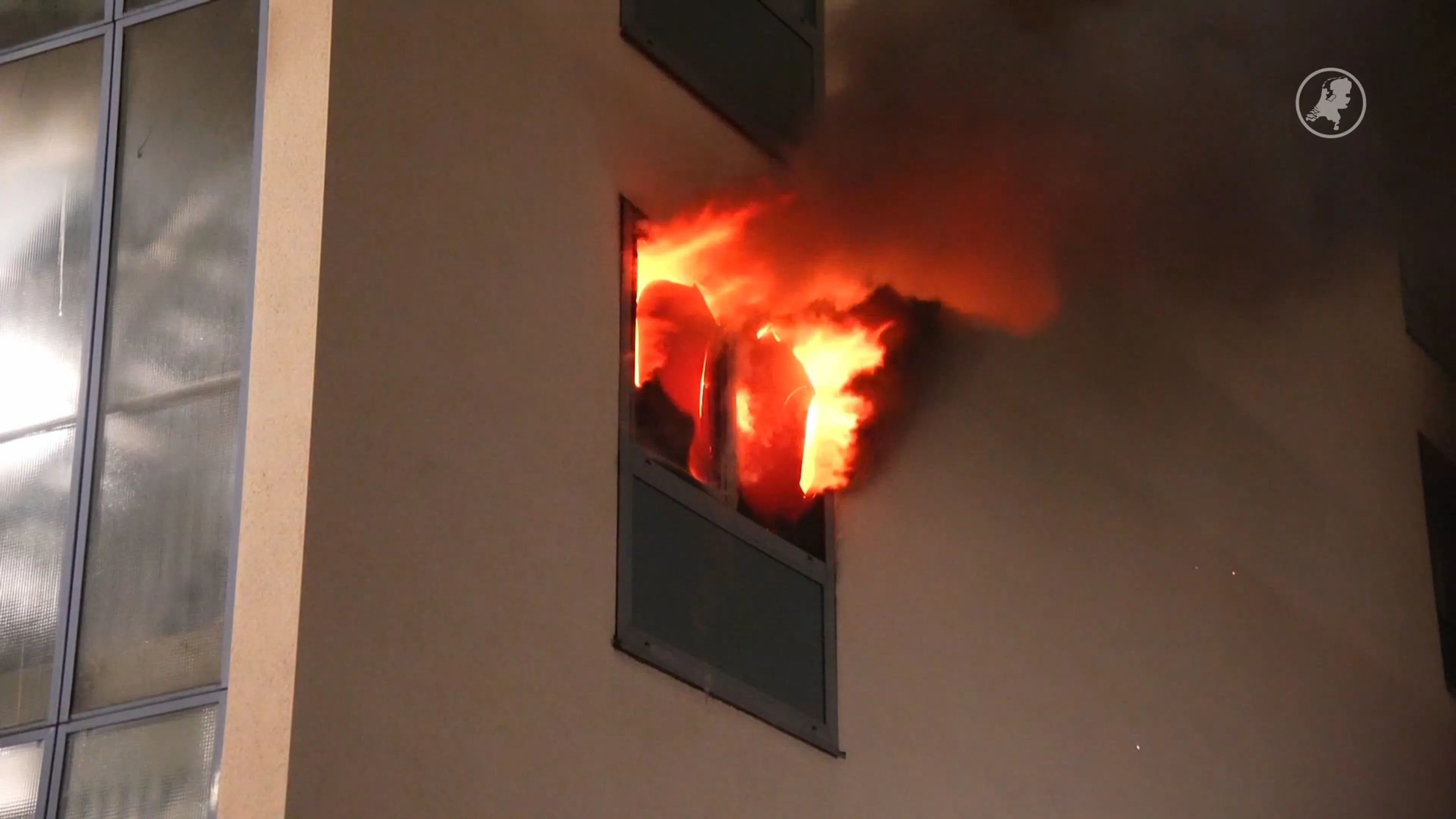 Uitslaande brand in appartementencomplex Rotterdam
