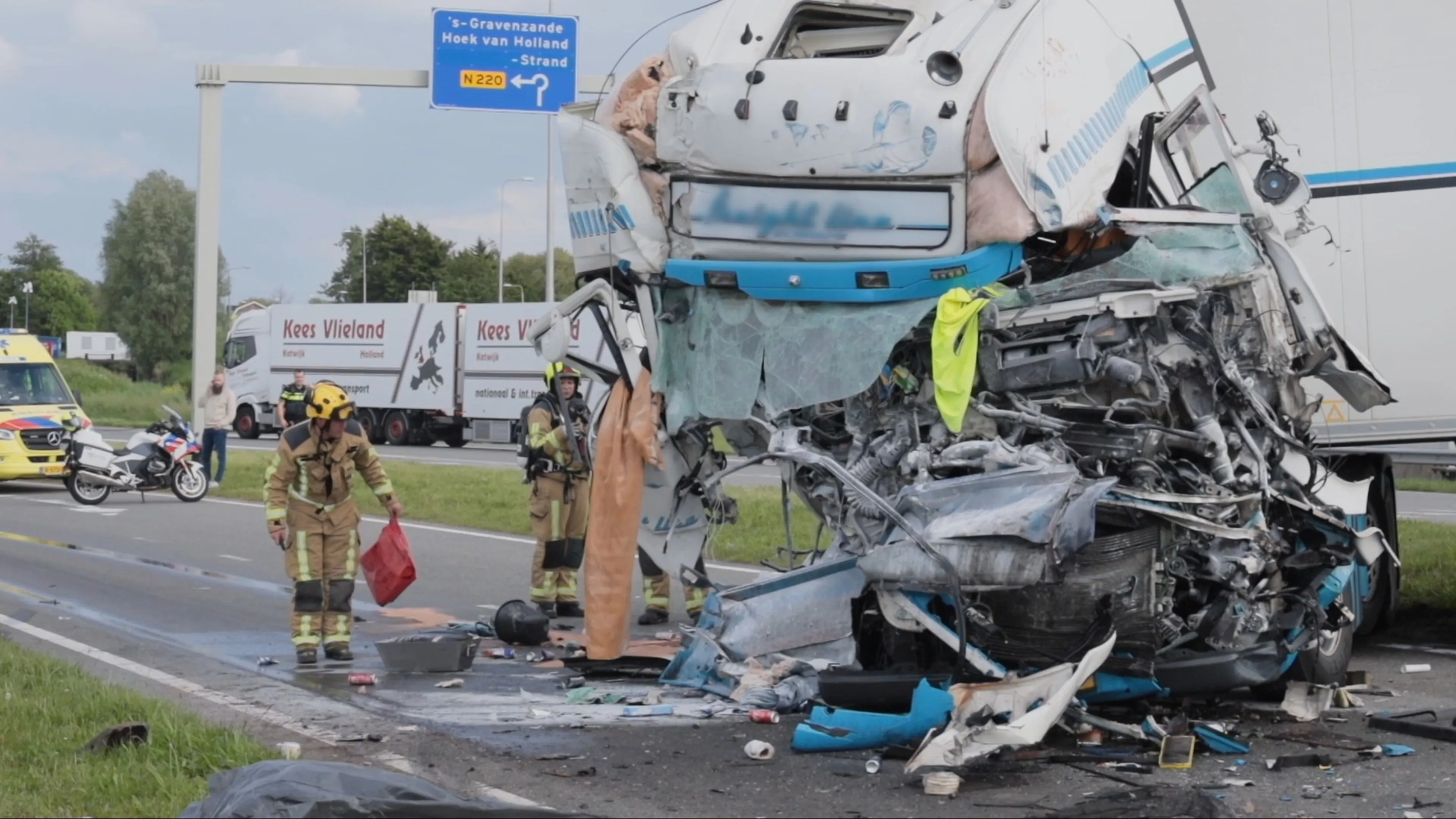 Ravage bij zwaar ongeluk in Maasdijk: drie vrachtwagens op elkaar geklapt