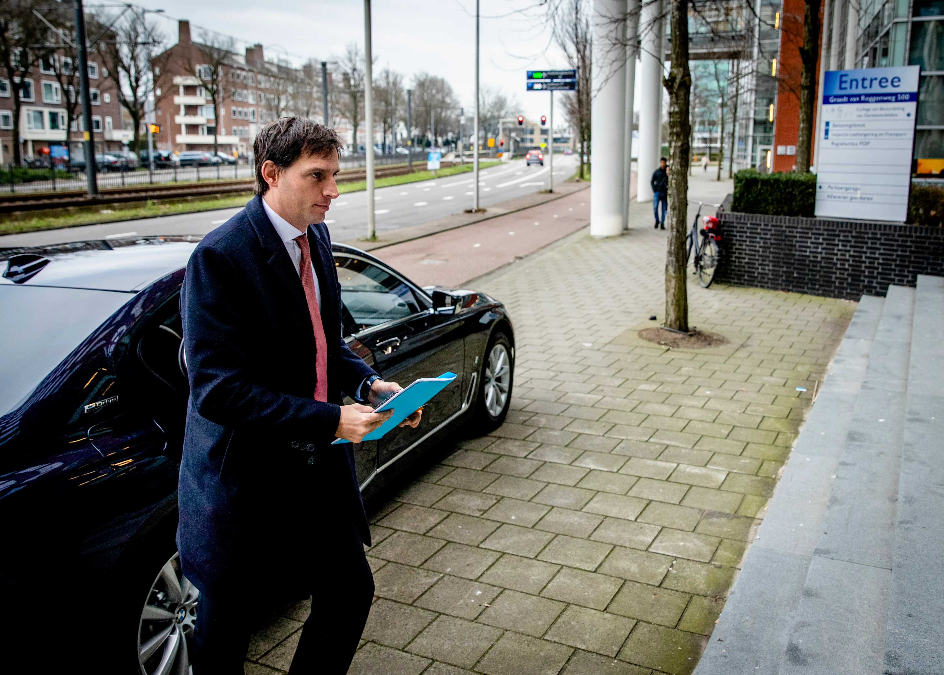 Gepasseerde ouders toeslagenaffaire diep teleurgesteld over besloten gesprek minister Hoekstra