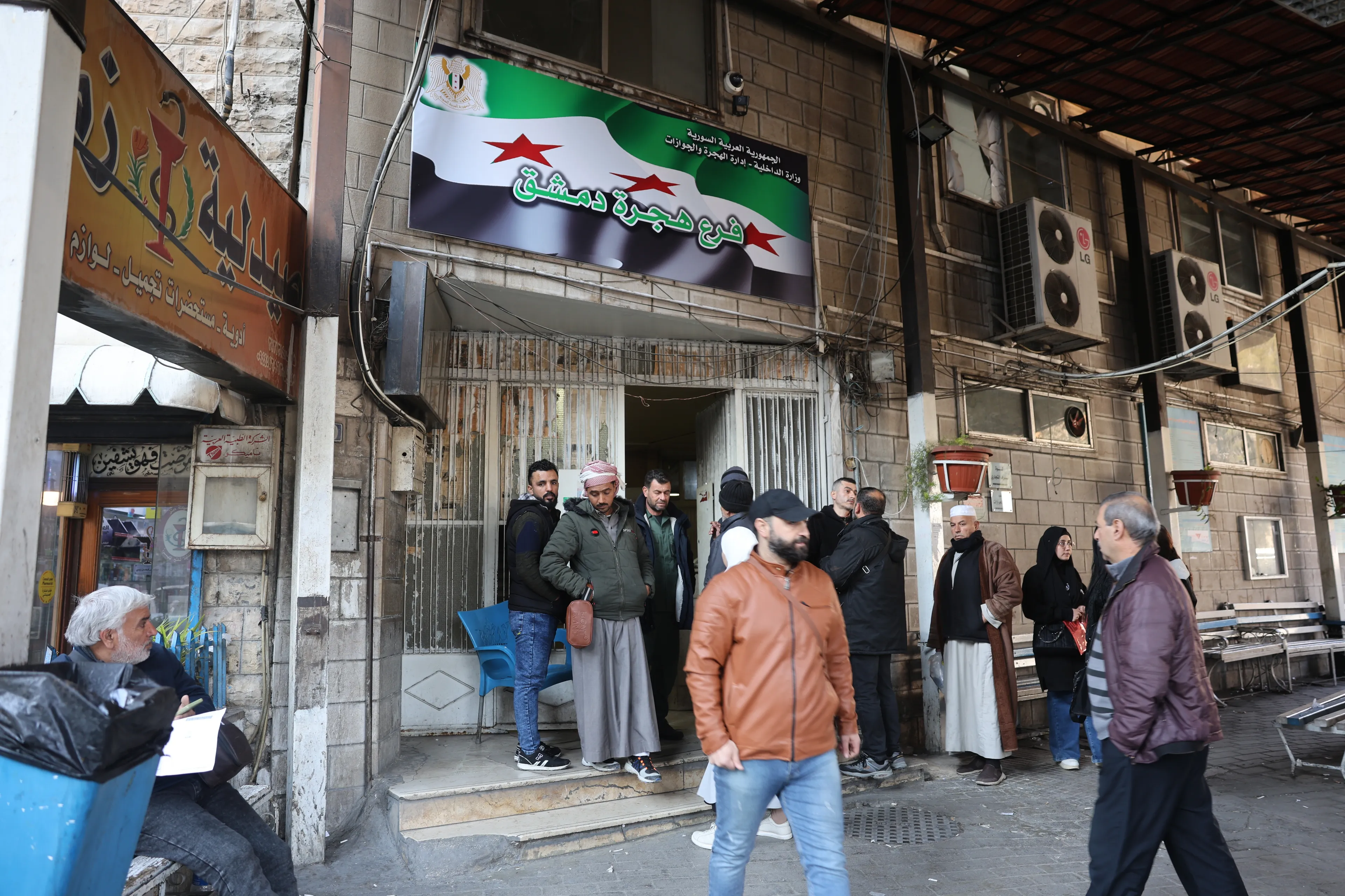 Vliegtuig met 84 Syriërs vertrekt uit Nederland: dit krijgen ze mee