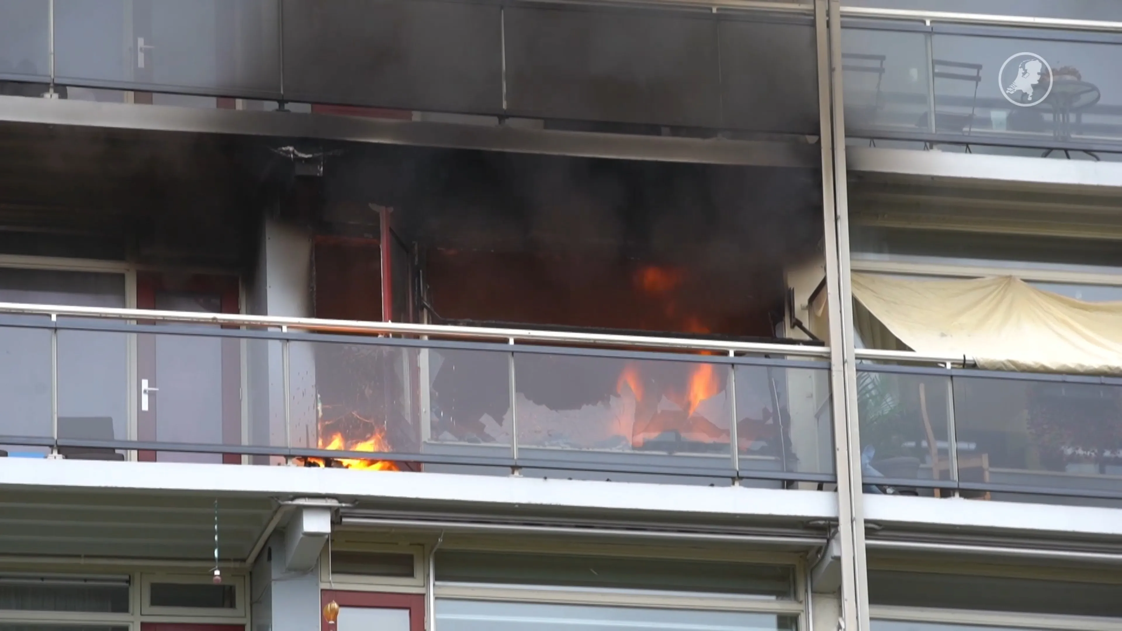 Bewoners geëvacueerd bij uitslaande flatbrand in Deventer