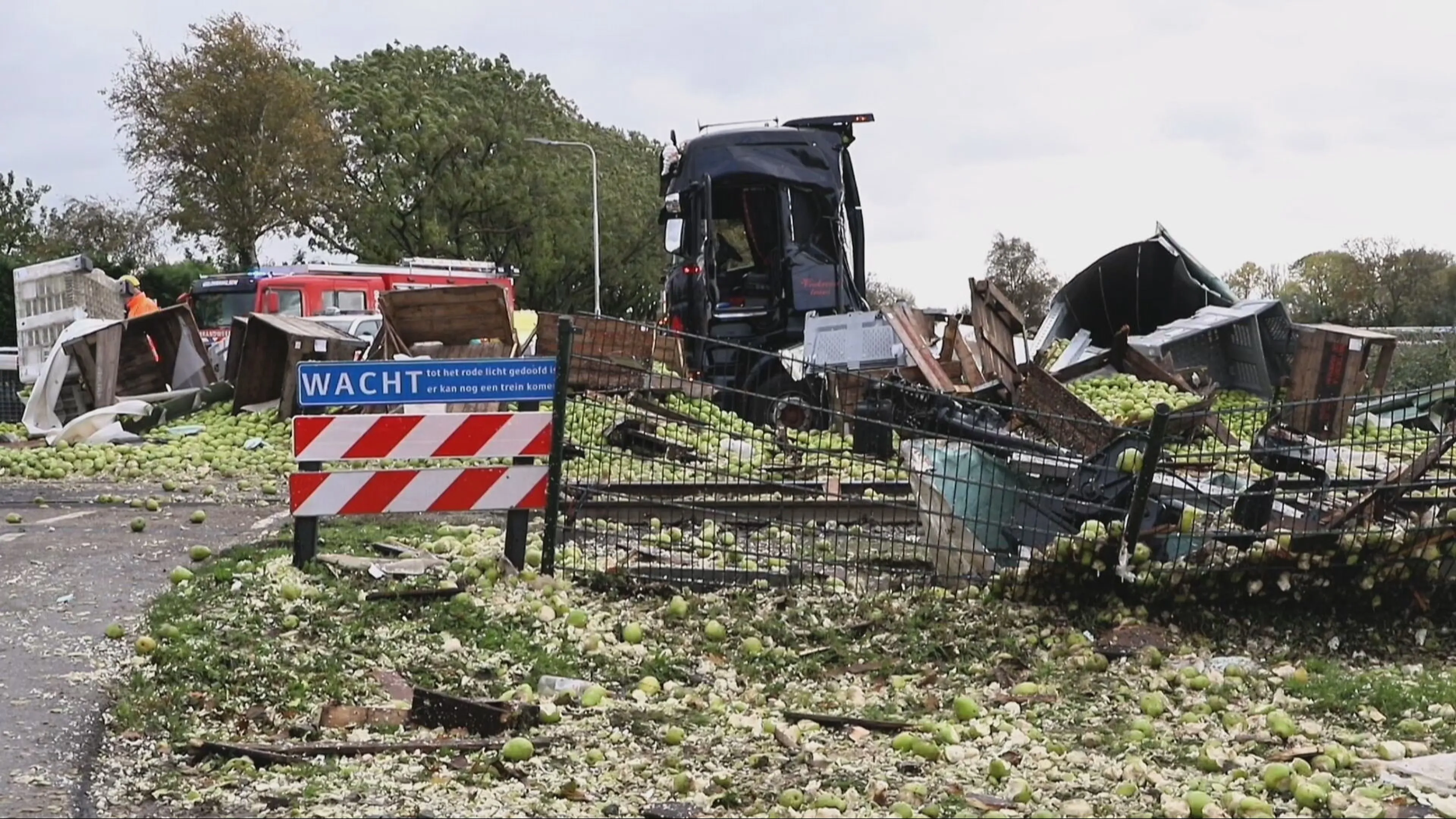 Trein botst met vrachtwagen op overweg bij Meteren, meerdere gewonden