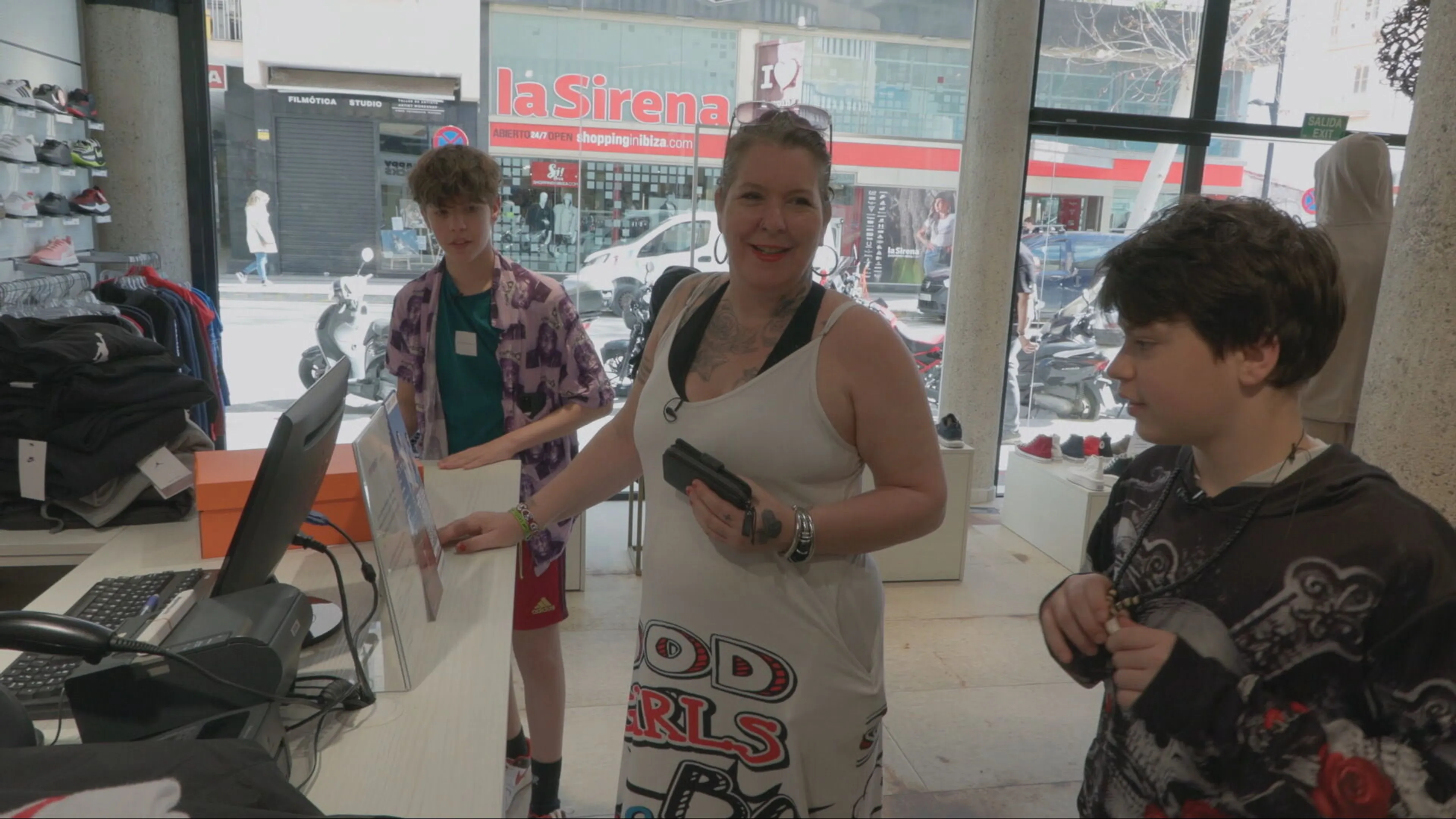 Arm gezin Steenrijk, Straatarm shopt voor honderden euro's: 'Fijn dat je zomaar iets uit het rek kan pakken'