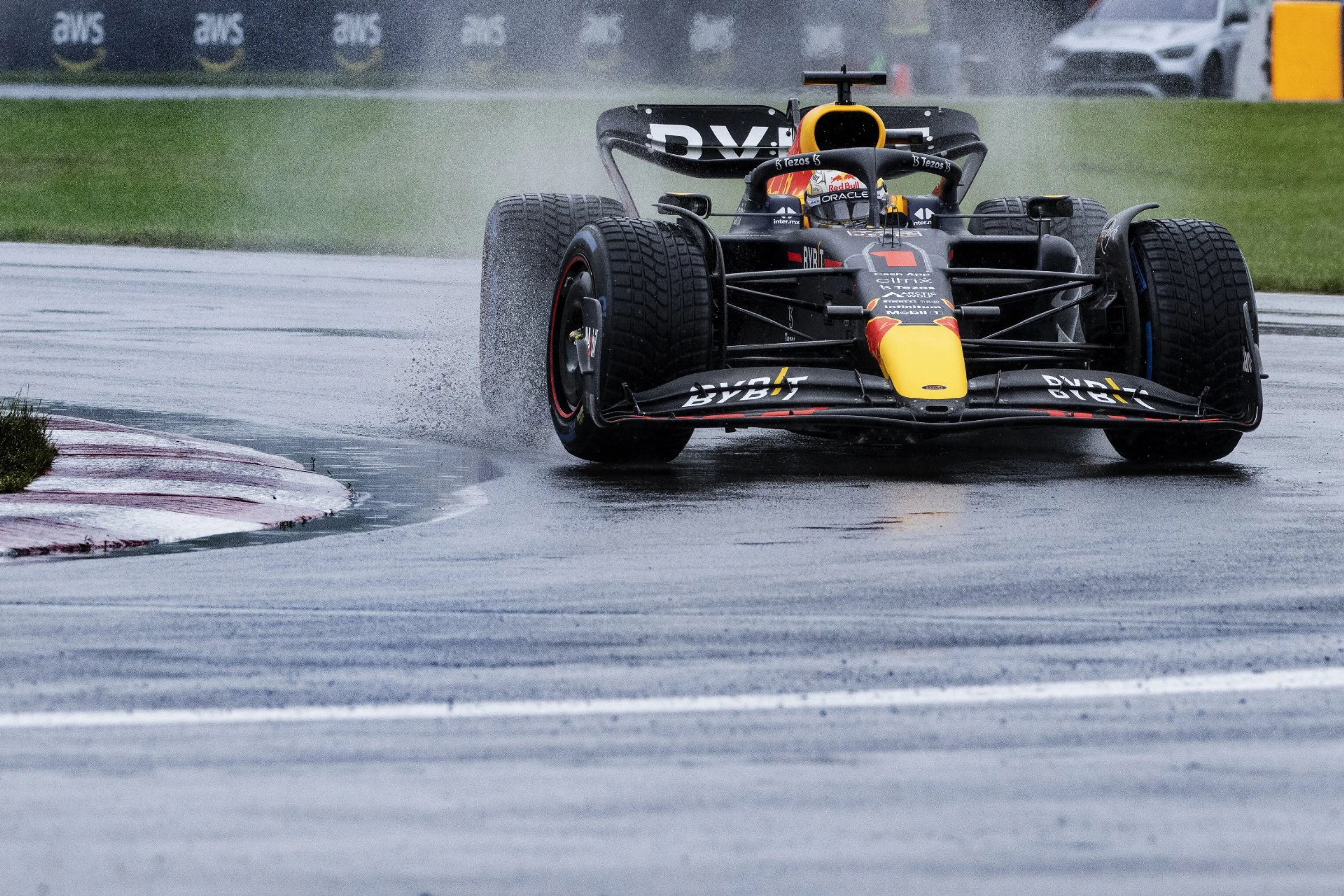 Max Verstappen pakt in zeiknat Montreal tweede pole van seizoen