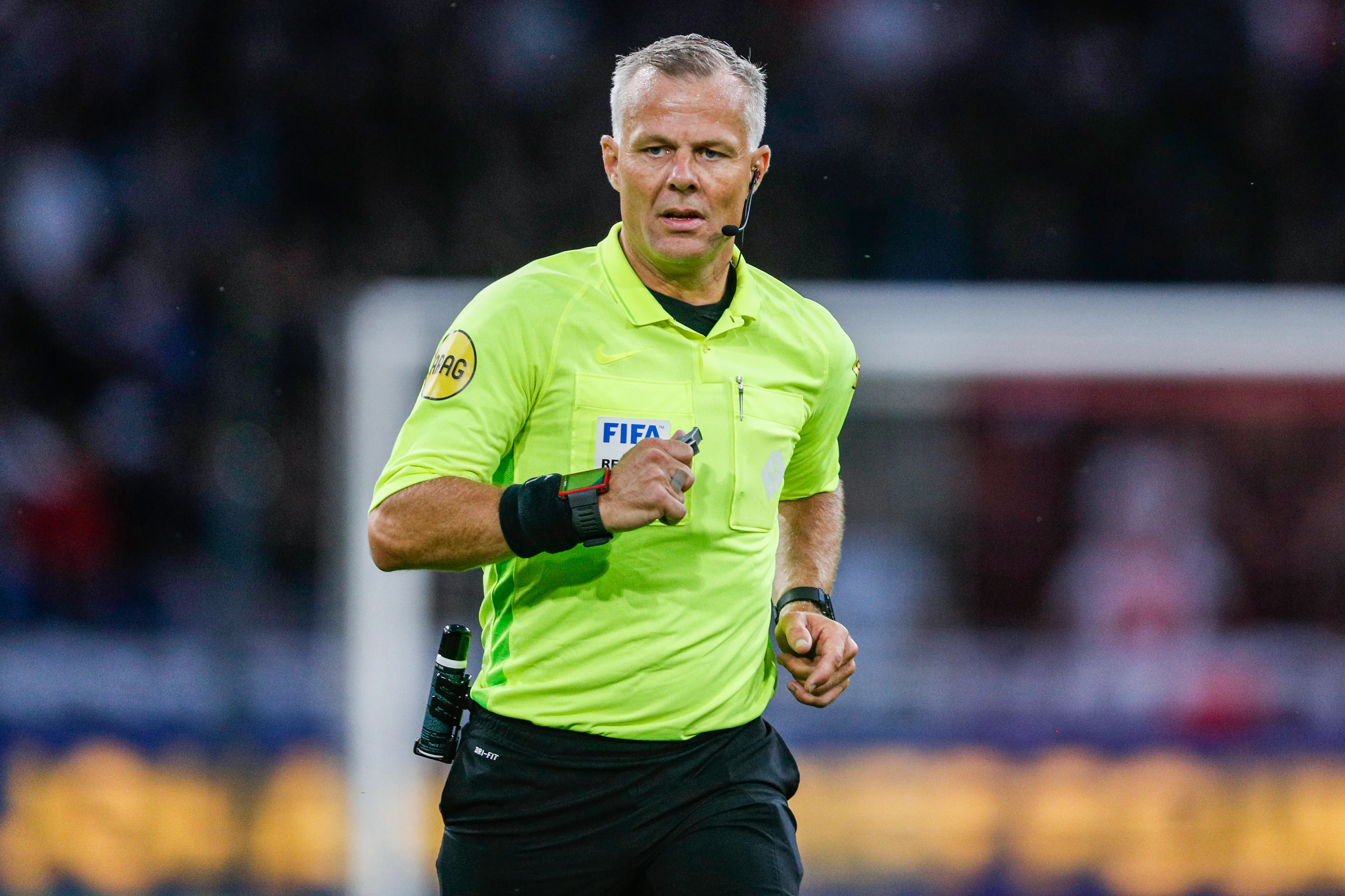 Fluit van scheidsrechter Björn Kuipers voor duizenden euro's geveild