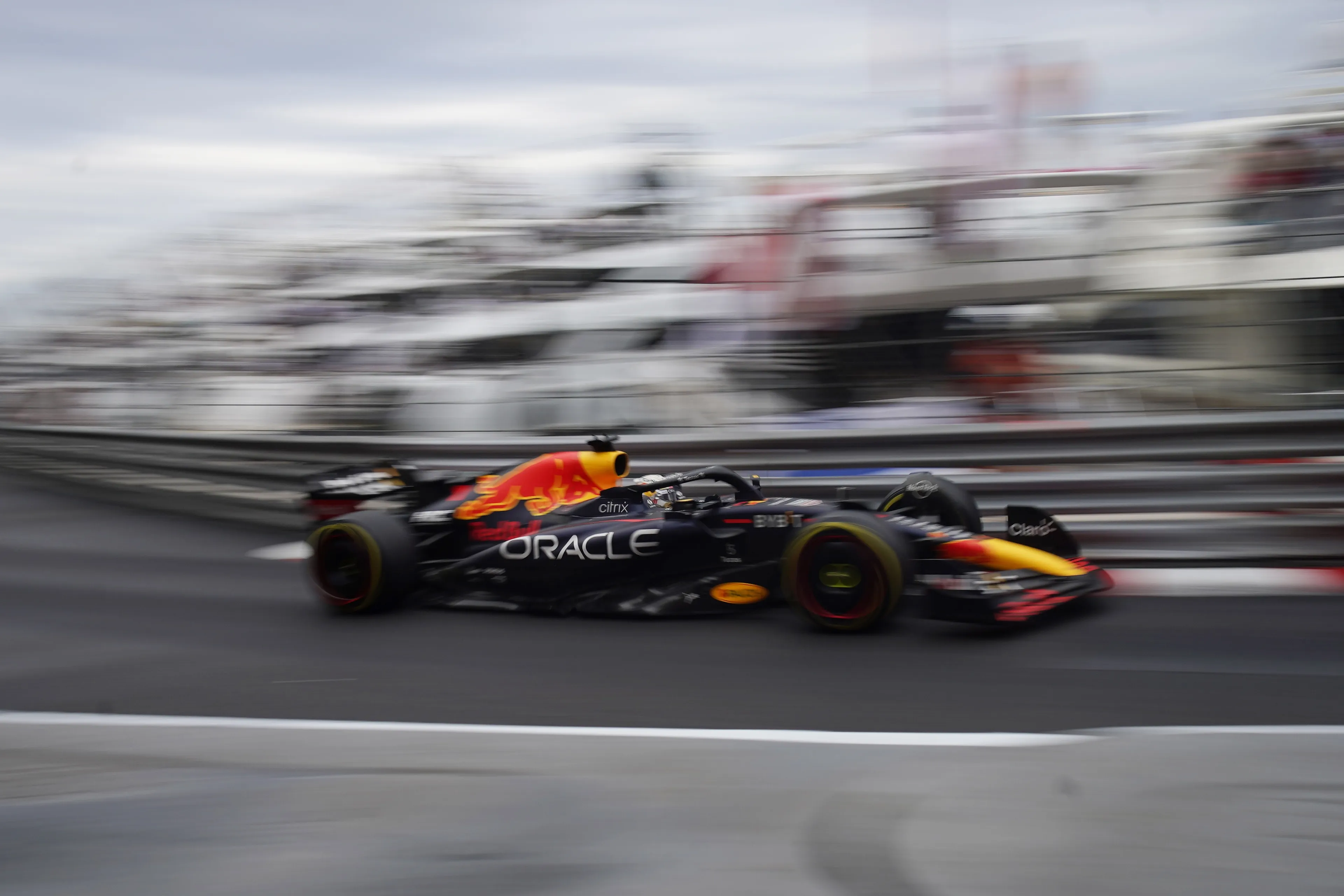Verstappen zet rivaal Leclerc een hak in knotsgekke GP van Monaco